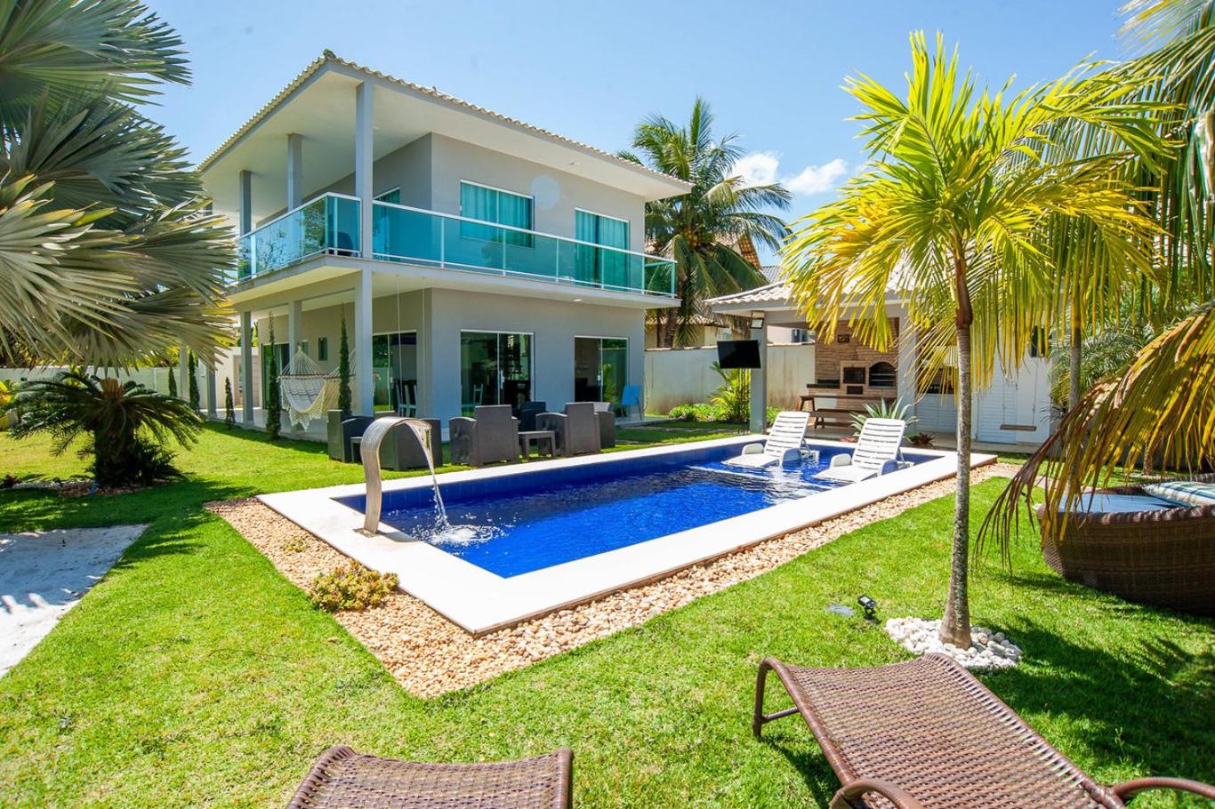 Casa com Piscina, Quadra de Areia e Churrasqueira