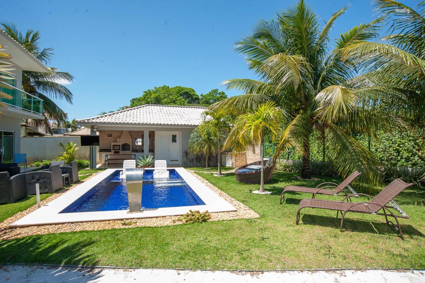 Casa com Piscina, Quadra de Areia e Churrasqueira