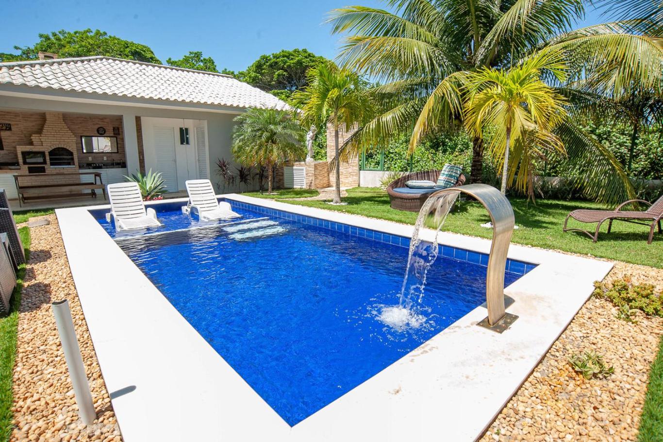 Casa com Piscina, Quadra de Areia e Churrasqueira