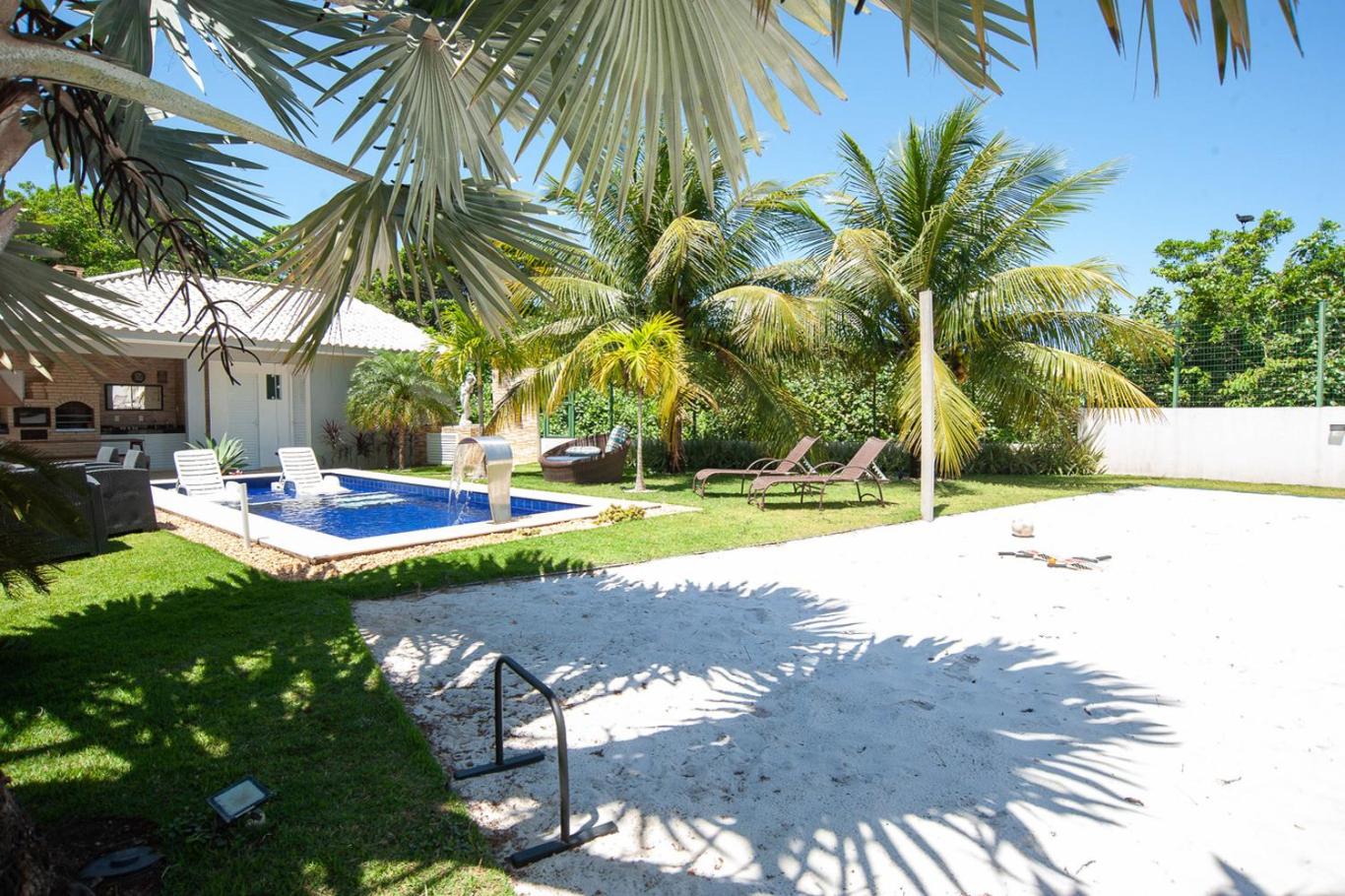 Casa com Piscina, Quadra de Areia e Churrasqueira