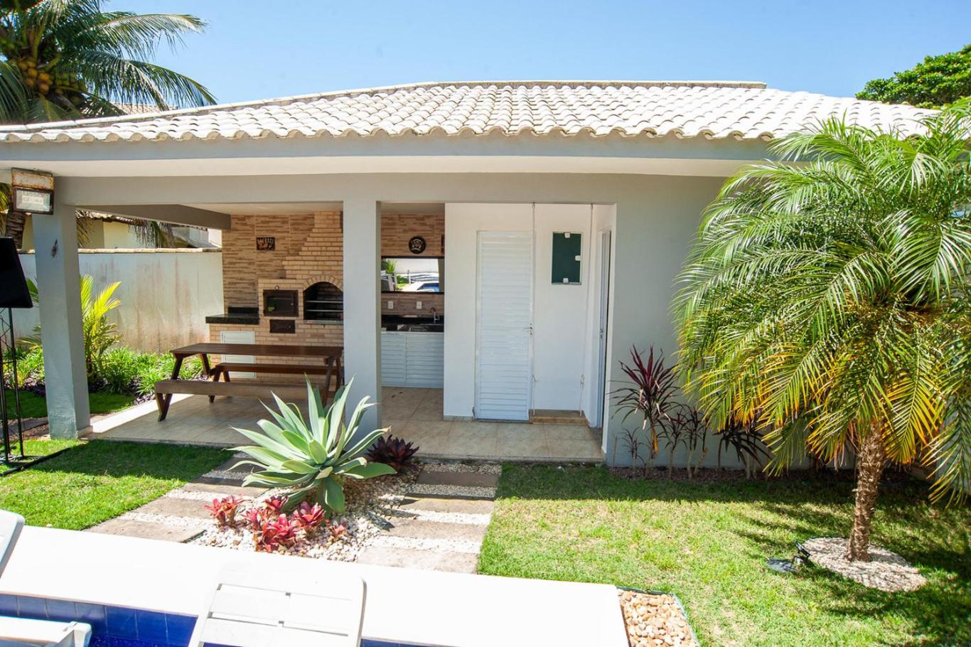 Casa com Piscina, Quadra de Areia e Churrasqueira