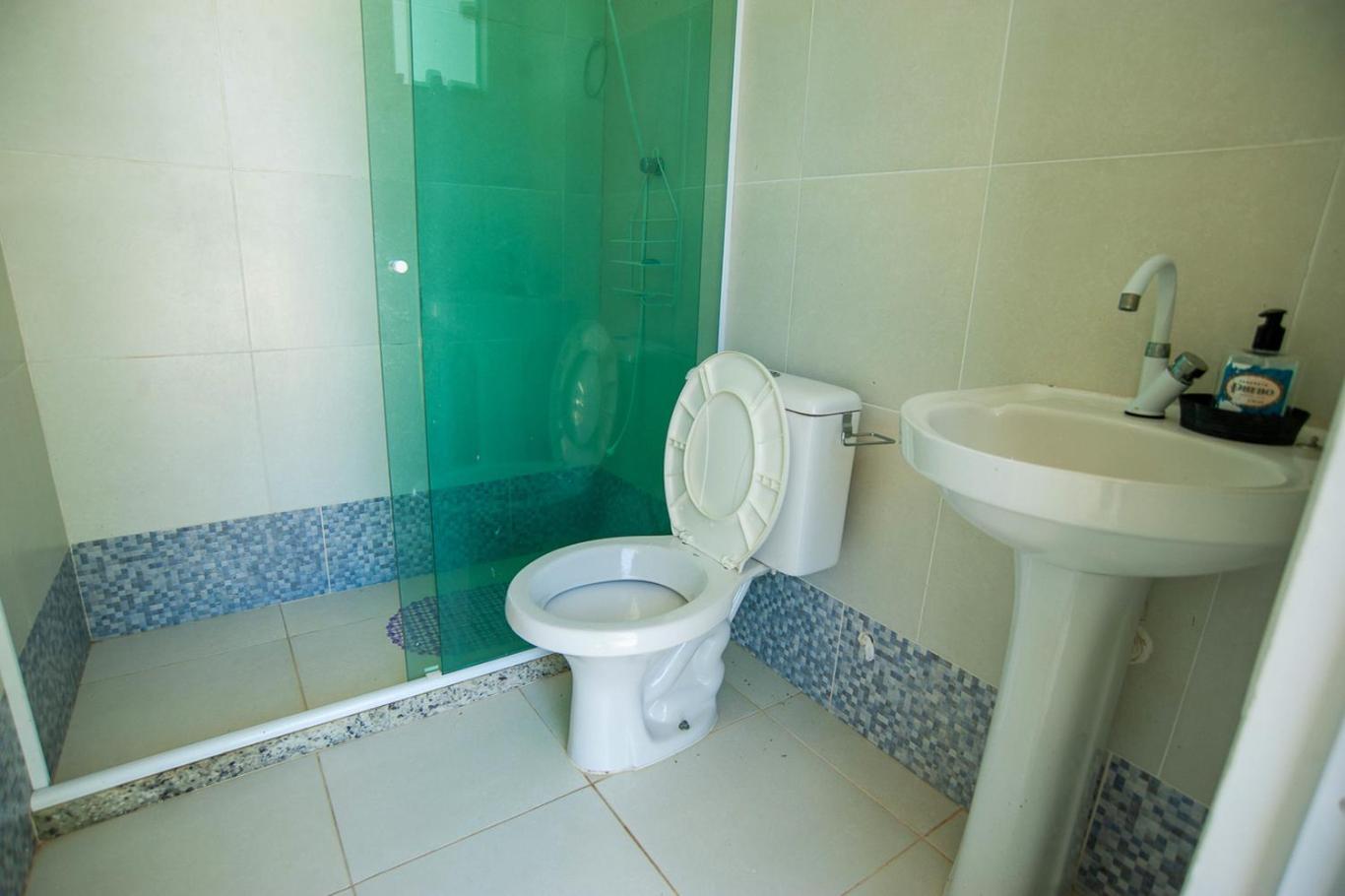 Casa com Piscina, Quadra de Areia e Churrasqueira