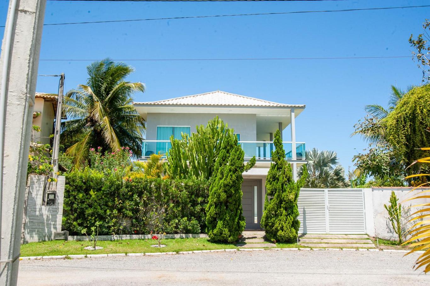 Casa com Piscina, Quadra de Areia e Churrasqueira