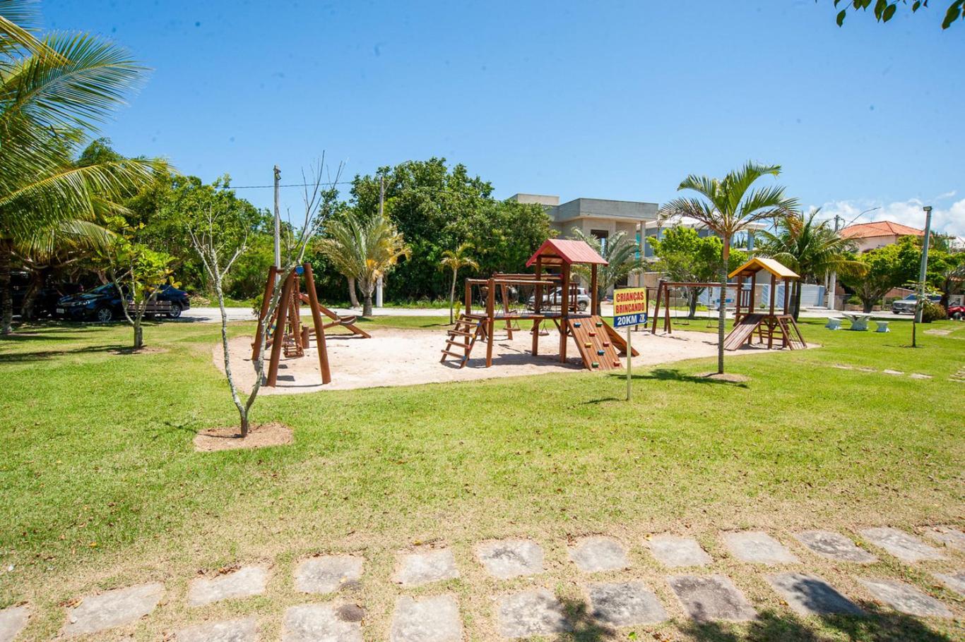 Casa com Piscina, Quadra de Areia e Churrasqueira
