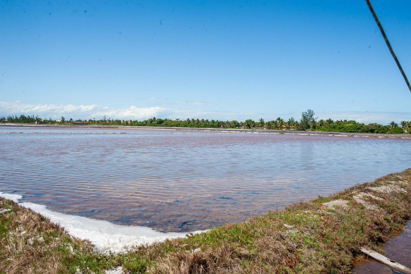 Casa com Piscina, Quadra de Areia e Churrasqueira