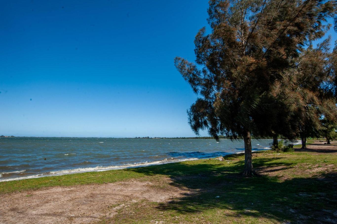 Casa com Piscina, Quadra de Areia e Churrasqueira