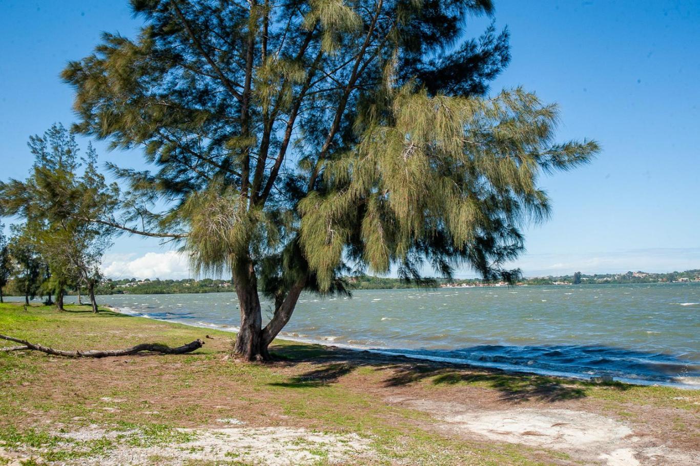 Casa com Piscina, Quadra de Areia e Churrasqueira