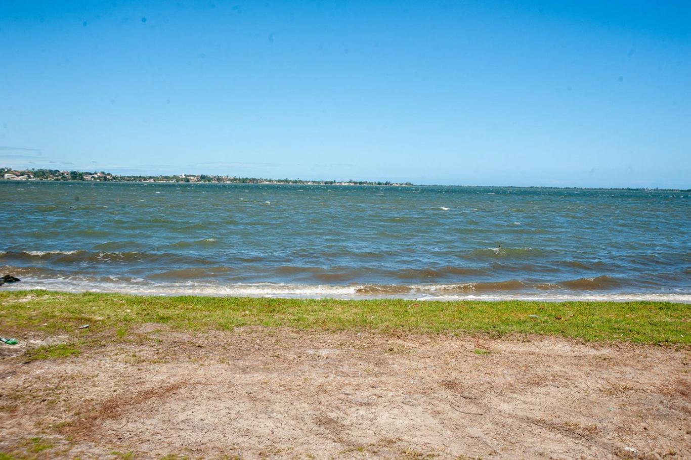 Casa com Piscina, Quadra de Areia e Churrasqueira