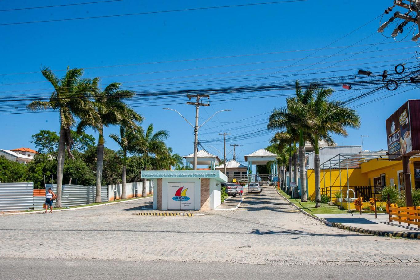 Casa com Piscina, Quadra de Areia e Churrasqueira