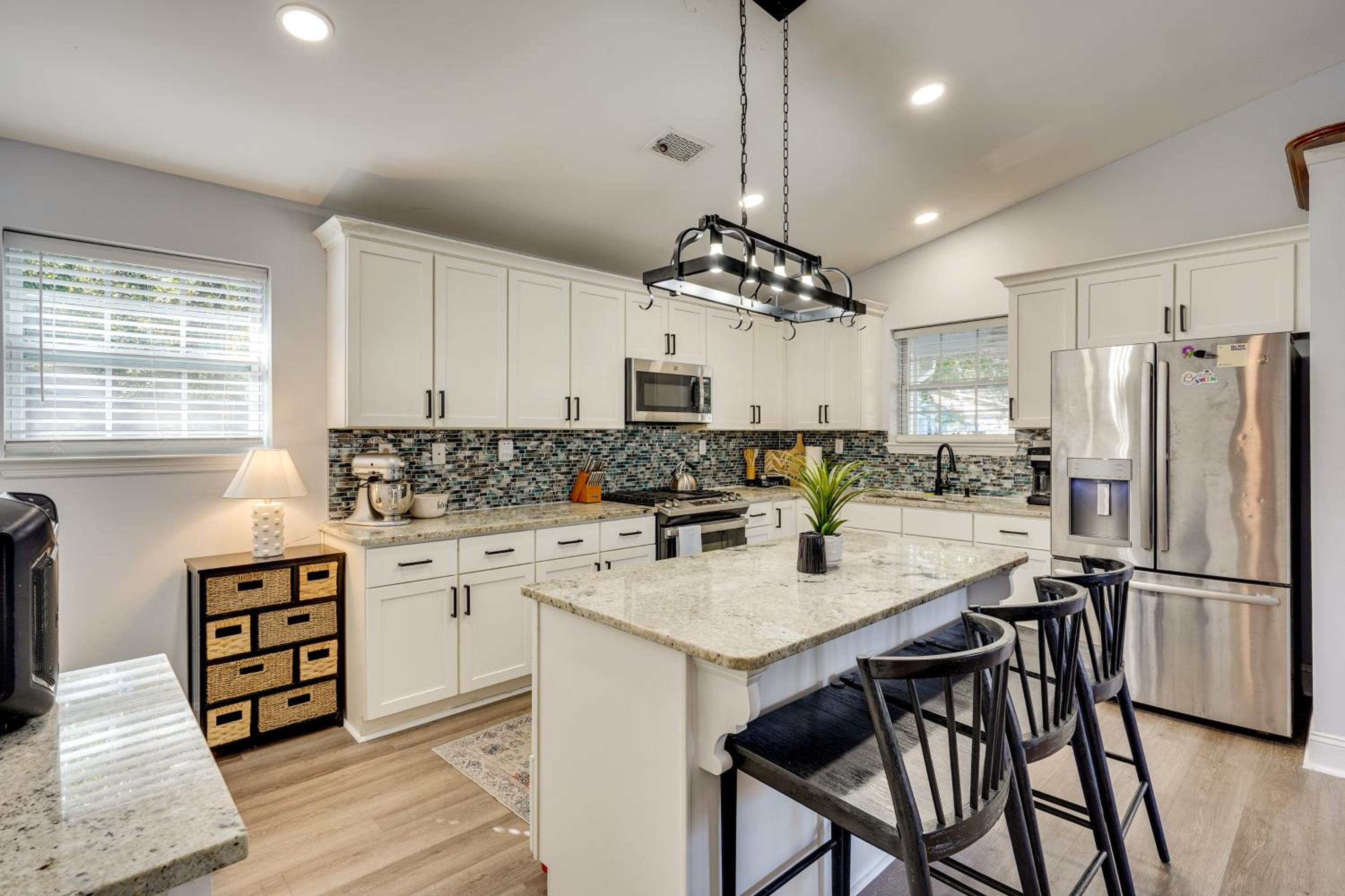 Coastal Convenience! Mt Pleasant Gem 2 Mi to Ocean