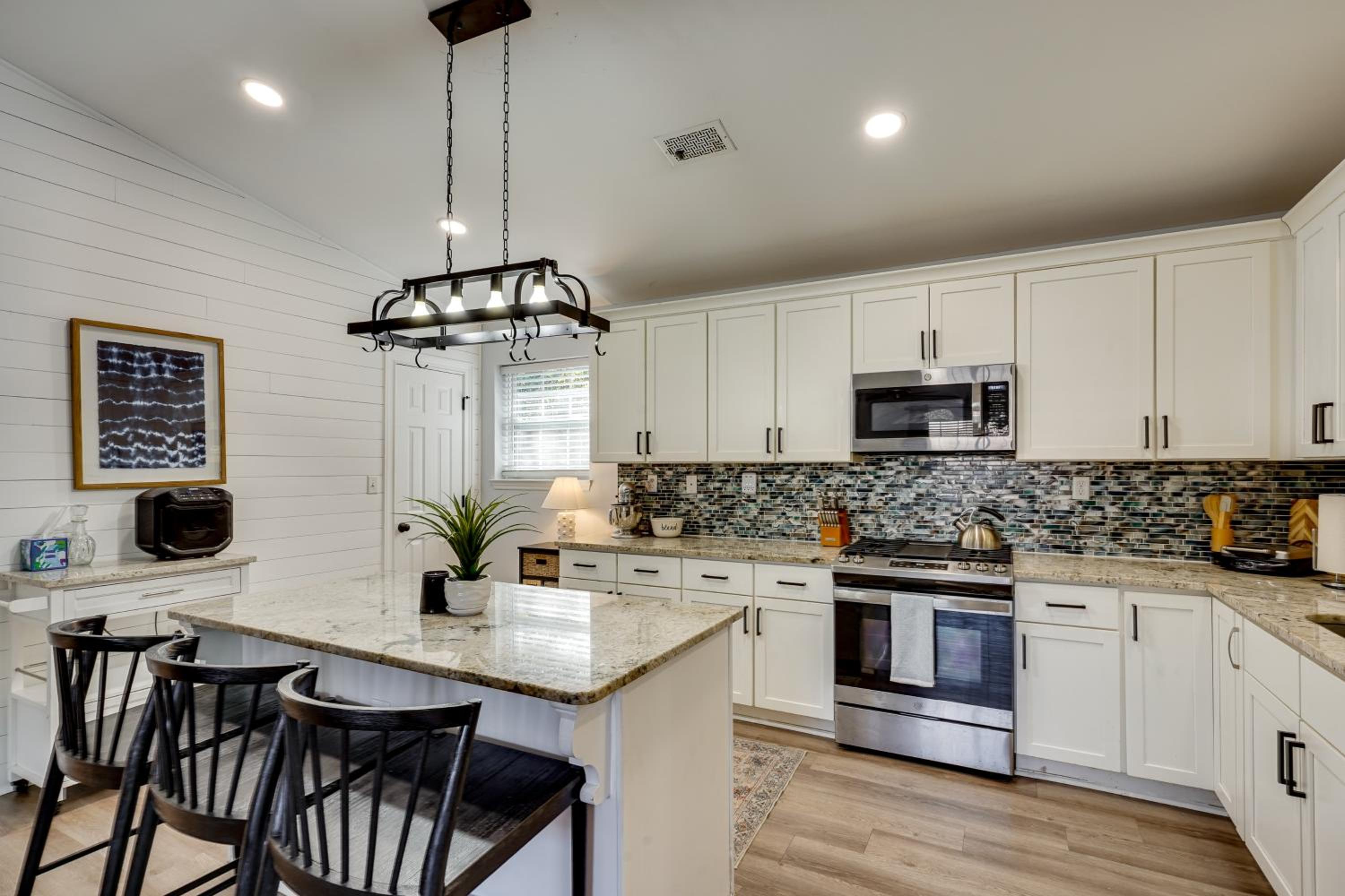 Coastal Convenience! Mt Pleasant Gem 2 Mi to Ocean
