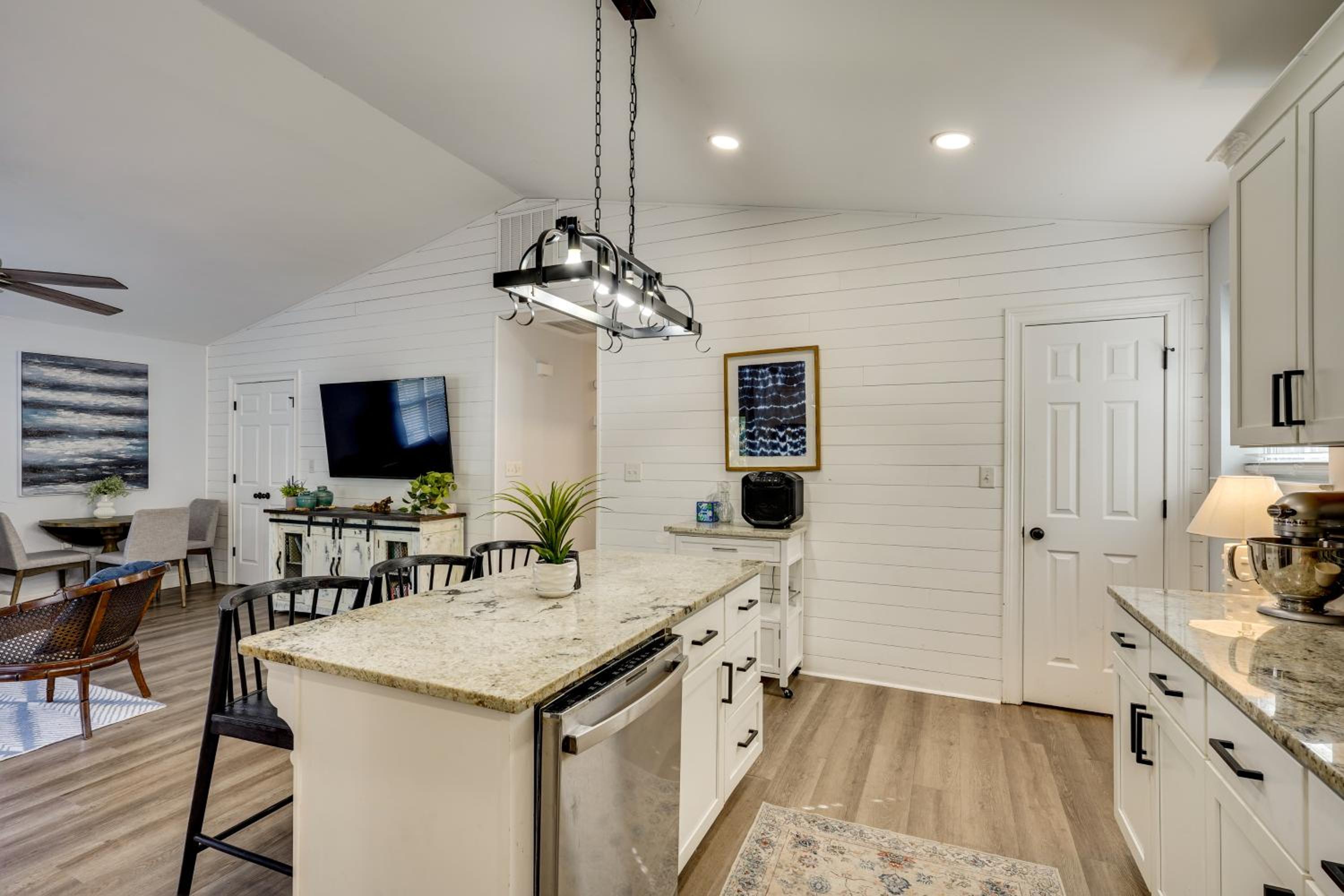 Coastal Convenience! Mt Pleasant Gem 2 Mi to Ocean