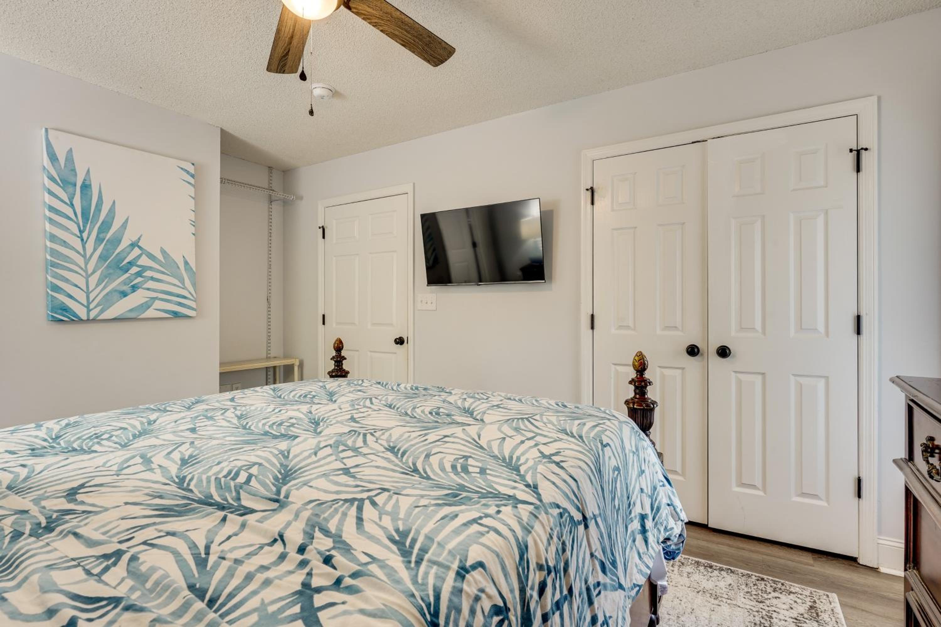 Coastal Convenience! Mt Pleasant Gem 2 Mi to Ocean