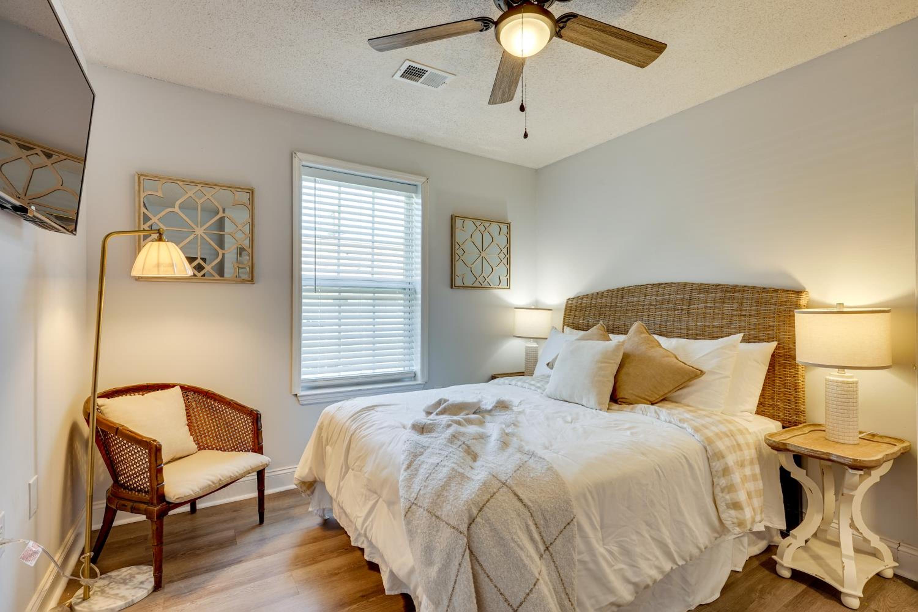 Coastal Convenience! Mt Pleasant Gem 2 Mi to Ocean