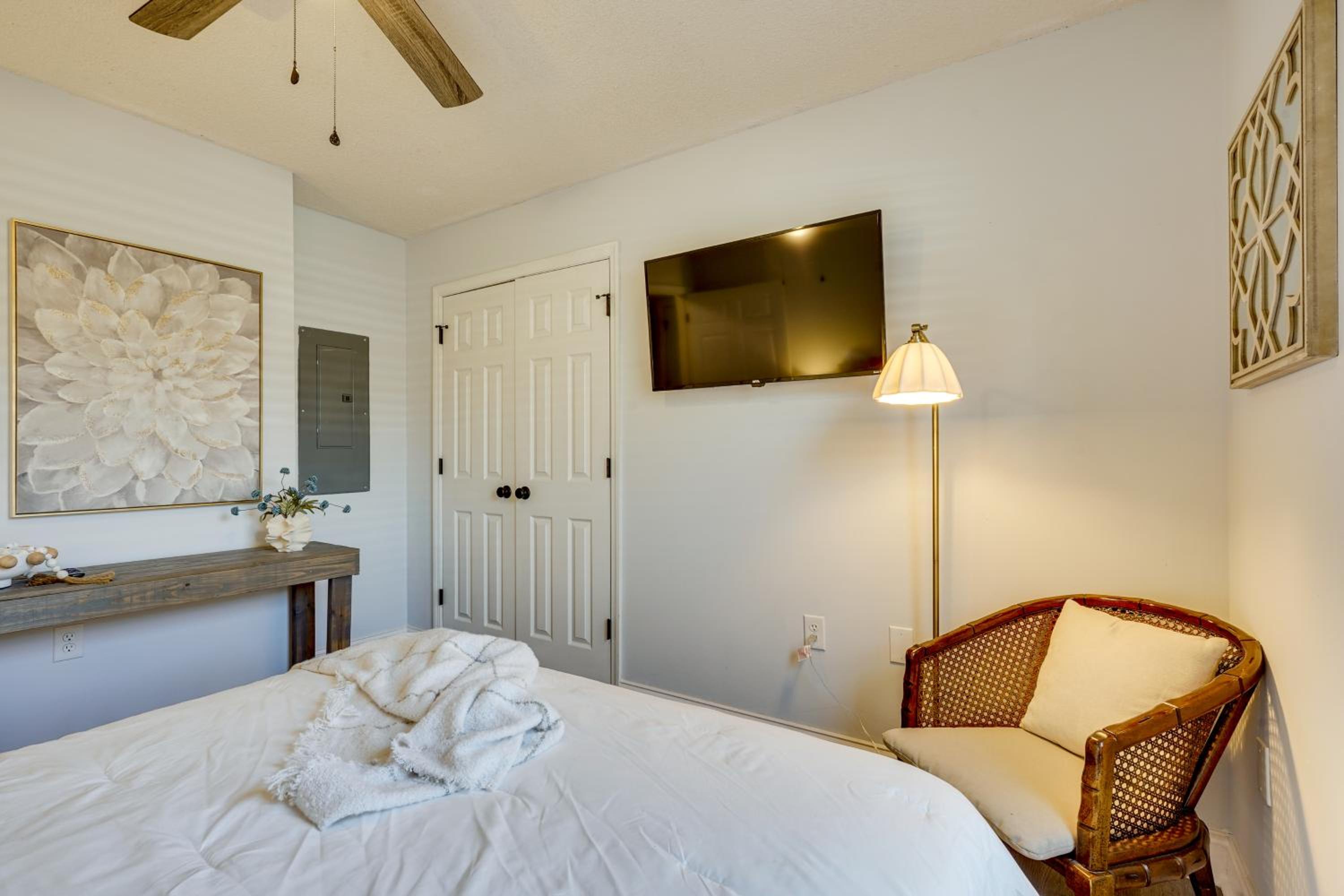 Coastal Convenience! Mt Pleasant Gem 2 Mi to Ocean