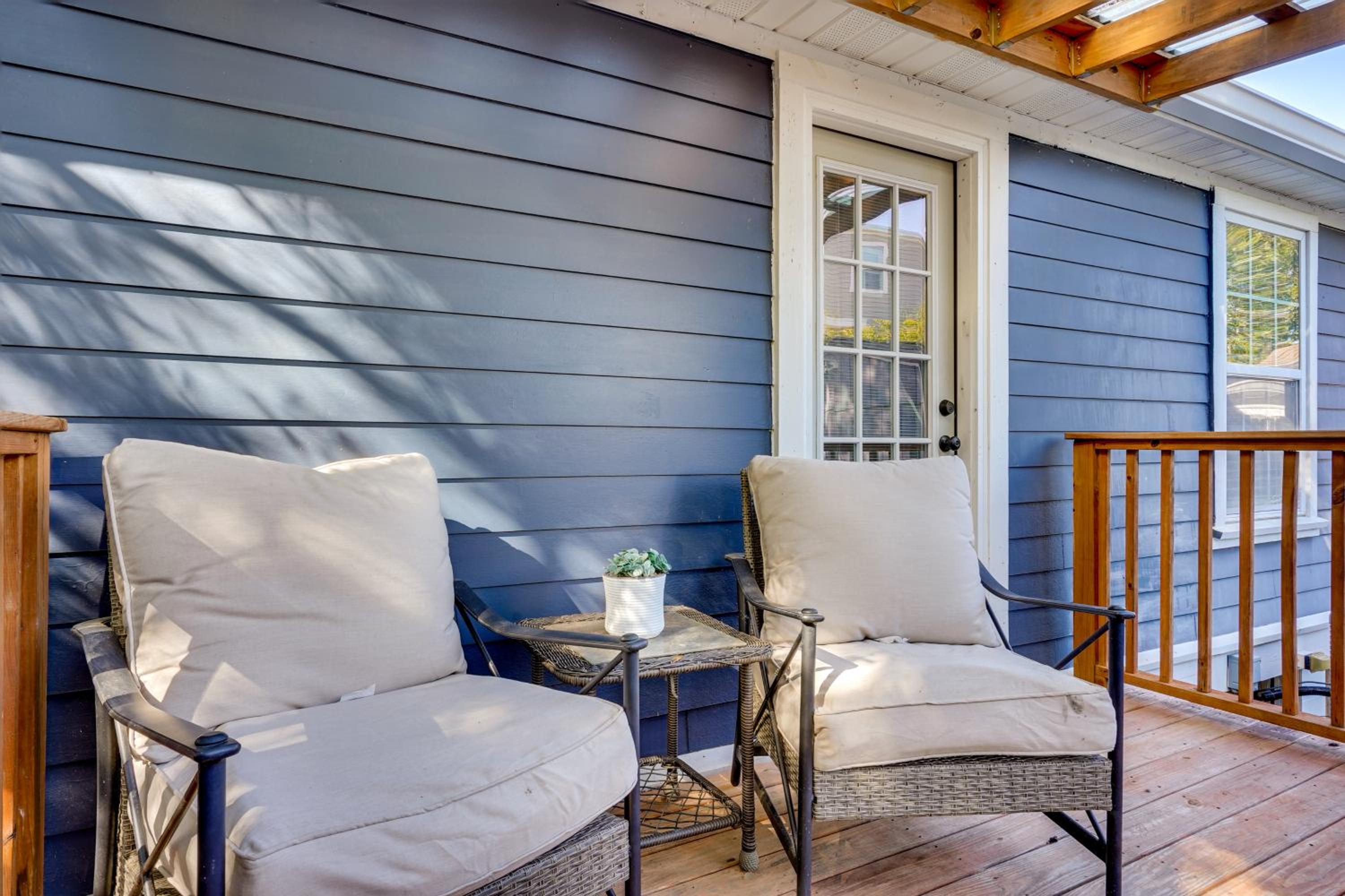 Coastal Convenience! Mt Pleasant Gem 2 Mi to Ocean