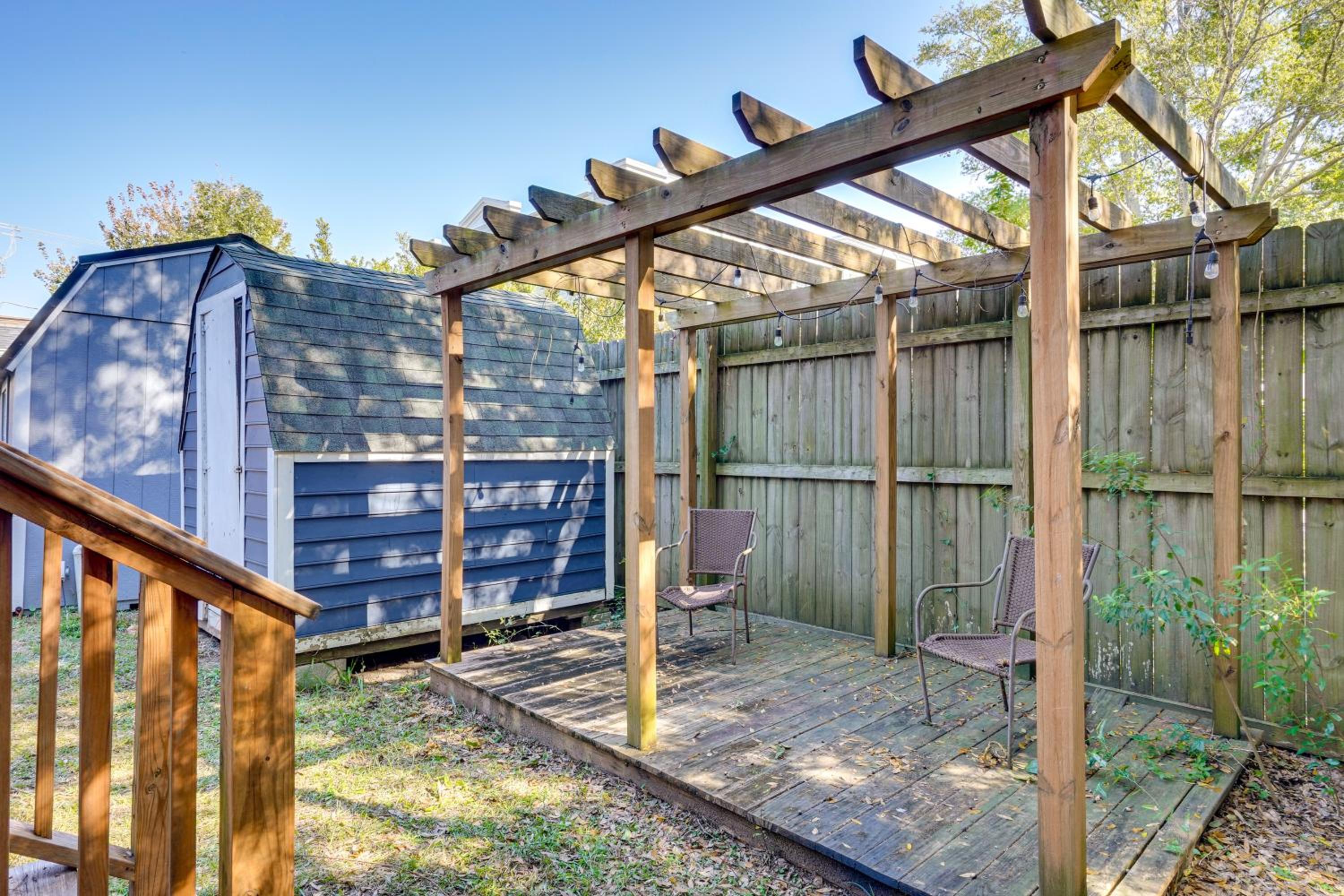 Coastal Convenience! Mt Pleasant Gem 2 Mi to Ocean