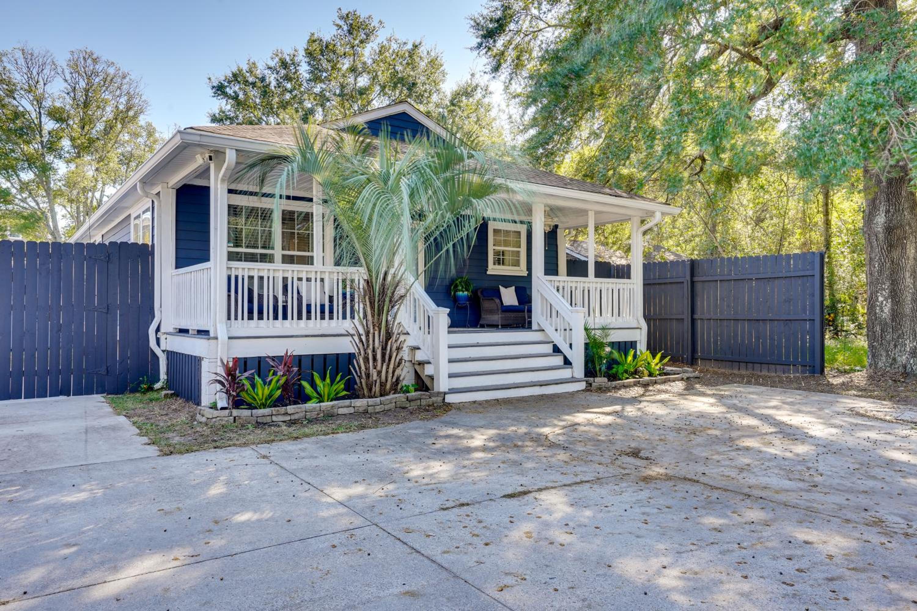Coastal Convenience! Mt Pleasant Gem 2 Mi to Ocean
