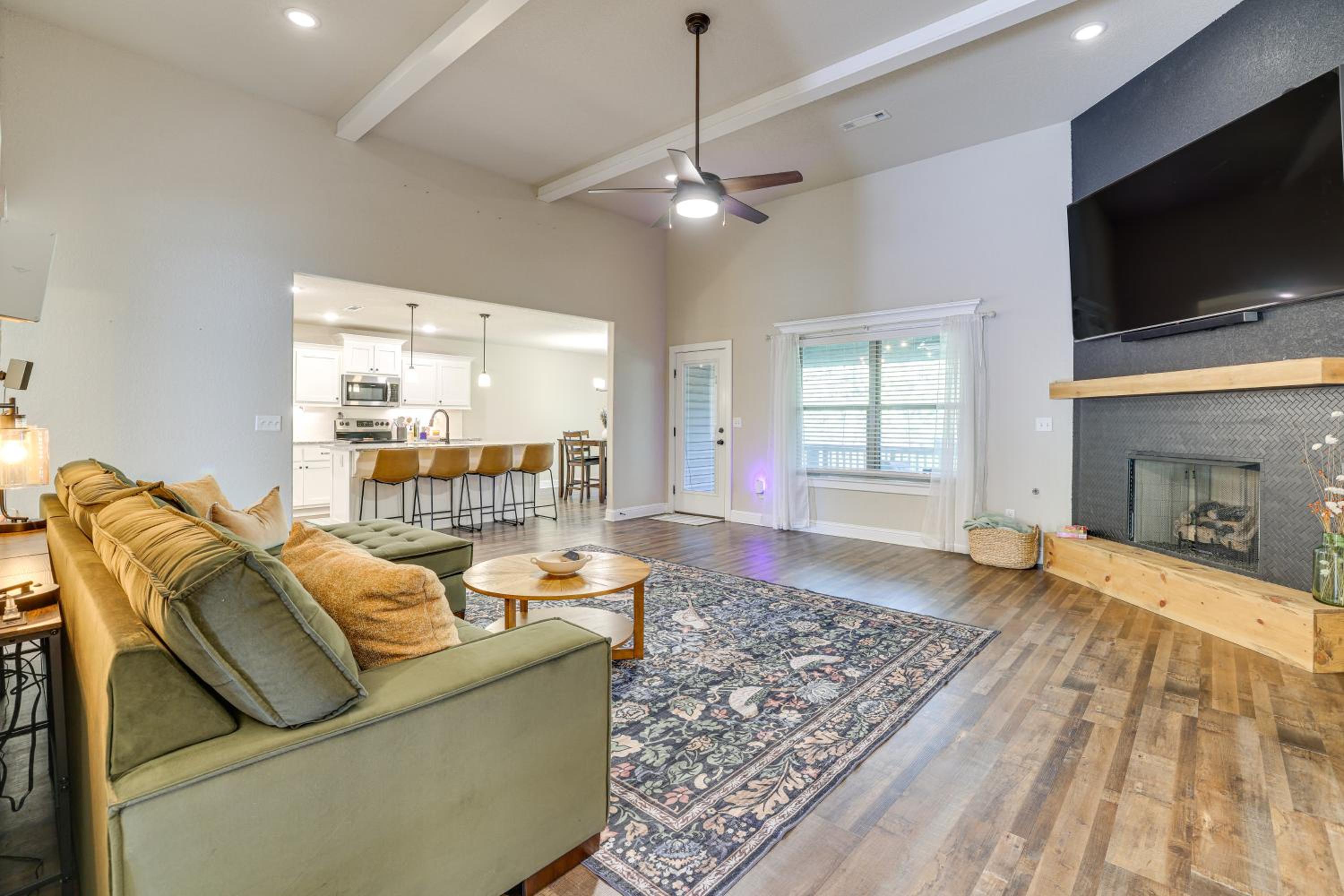 Riders Retreat! Modern Home By Bella Vista Trails