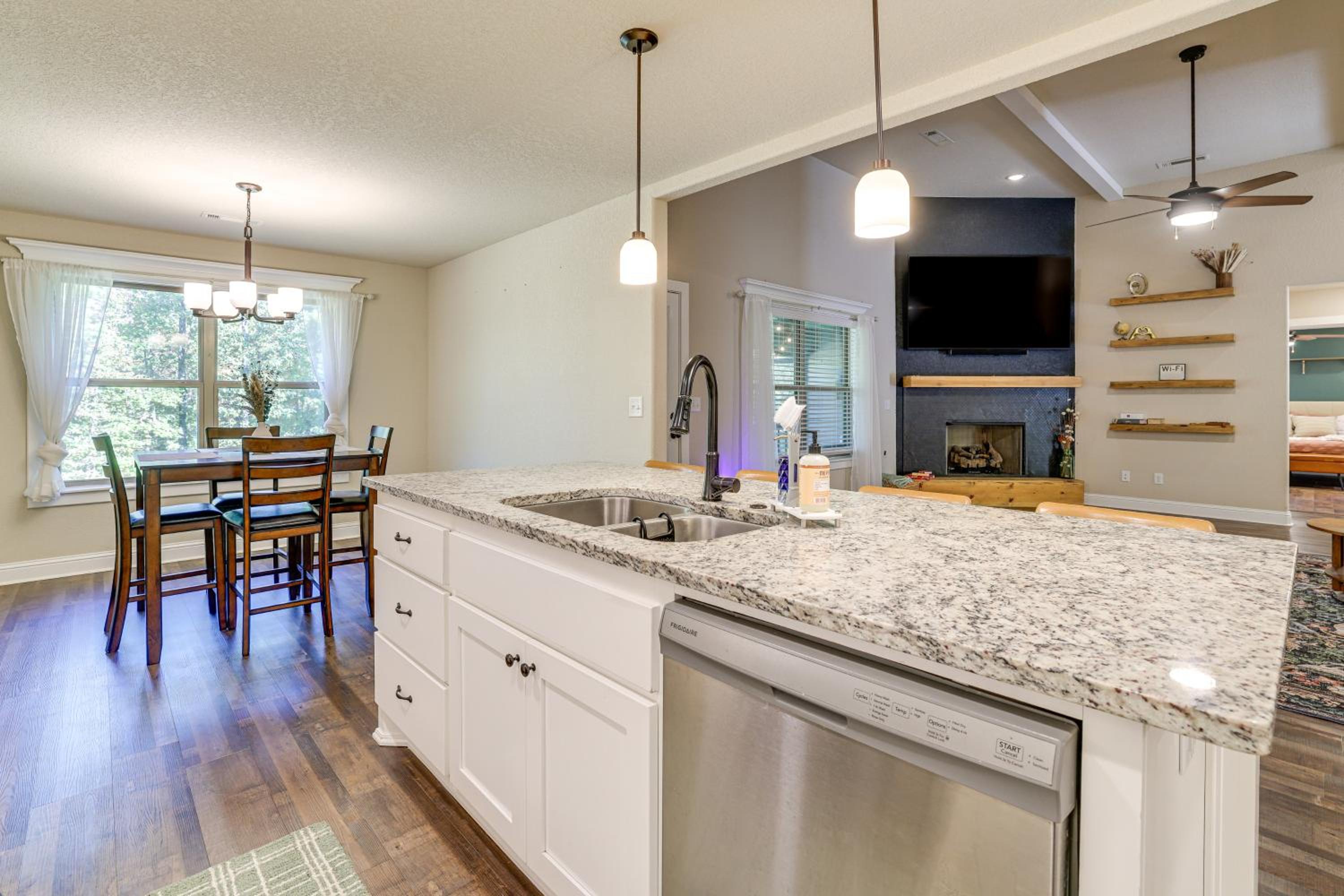 Riders Retreat! Modern Home By Bella Vista Trails
