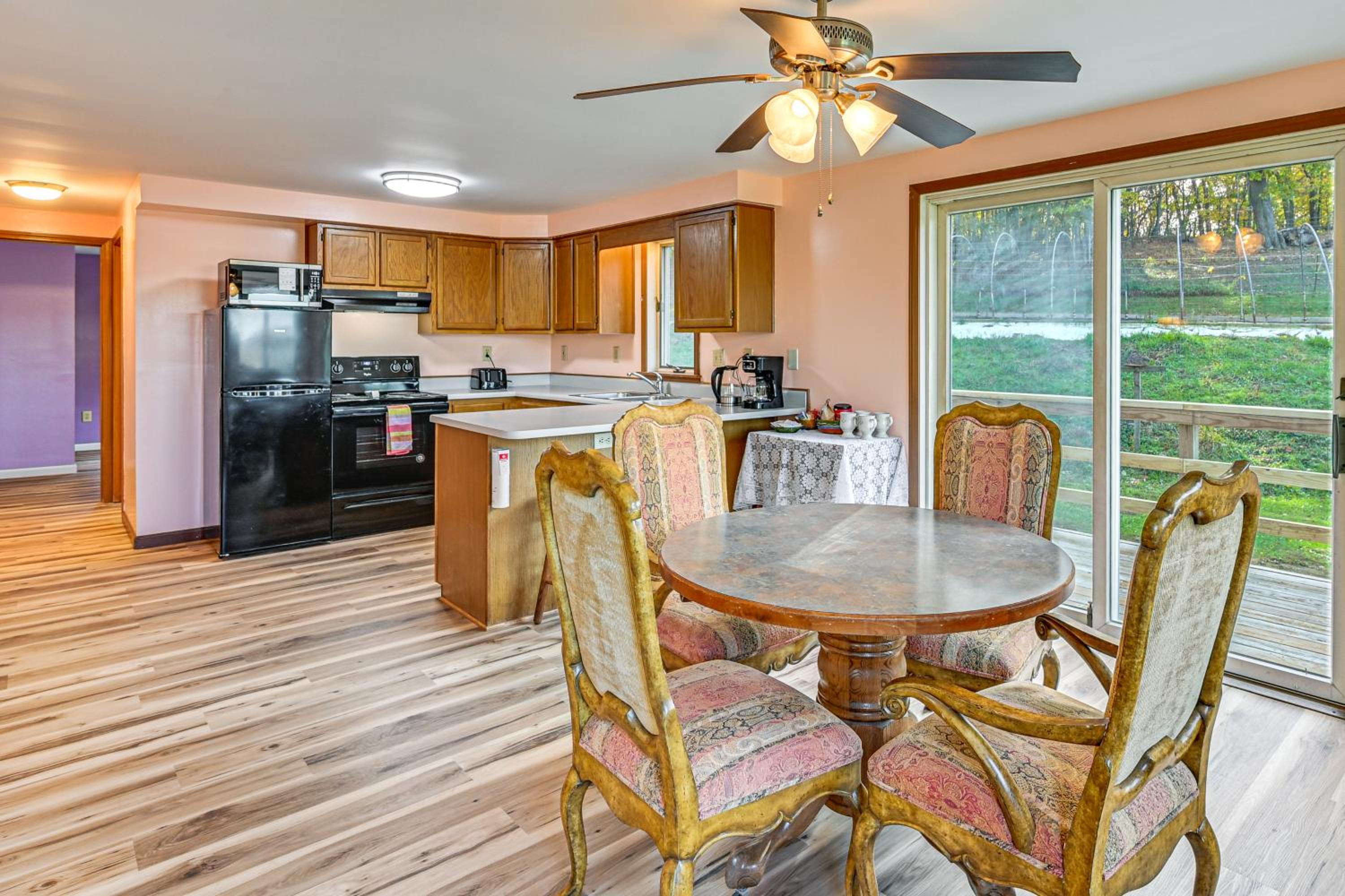 Dirt Road Digs - Quiet Home in Lakeville!