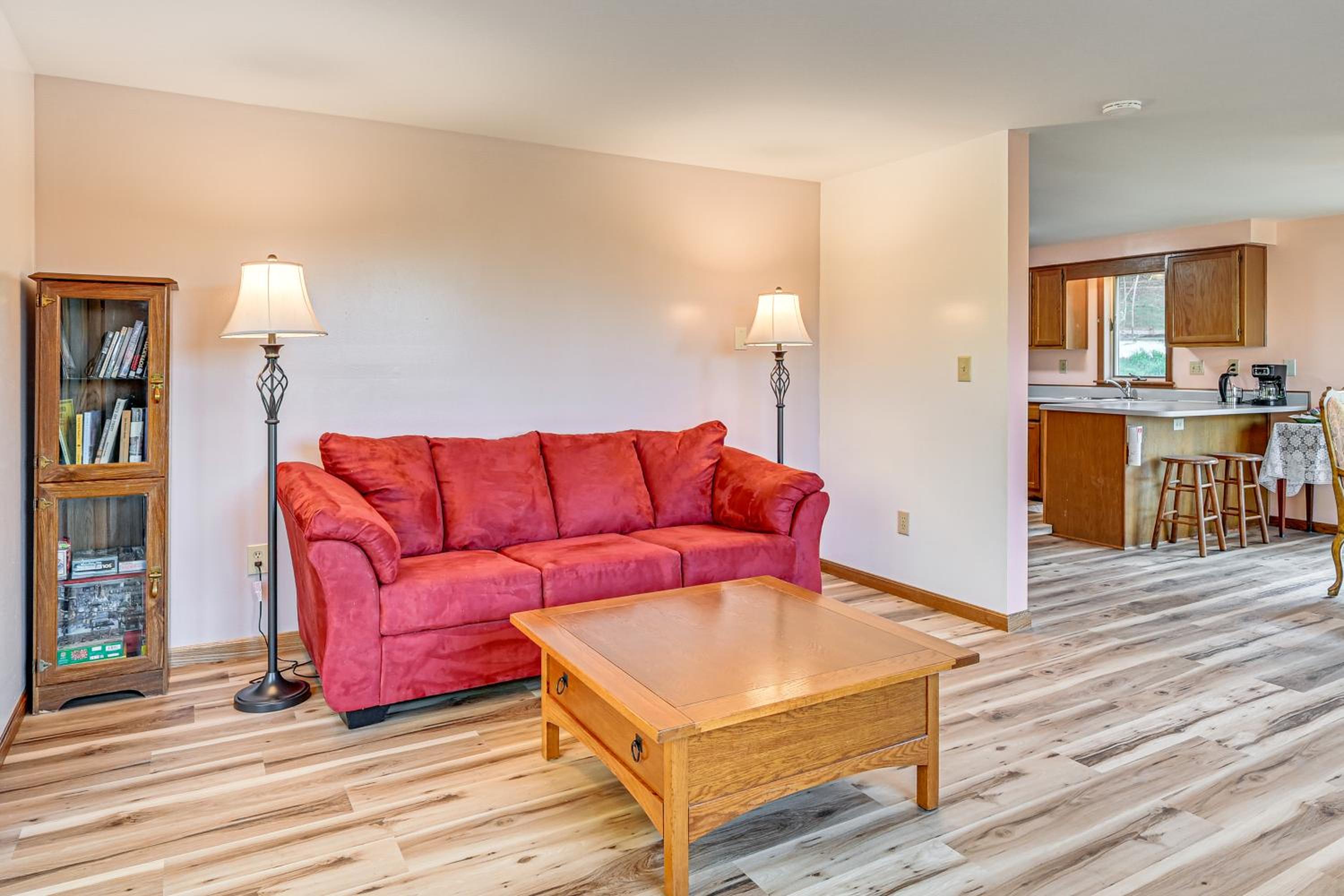 Dirt Road Digs - Quiet Home in Lakeville!