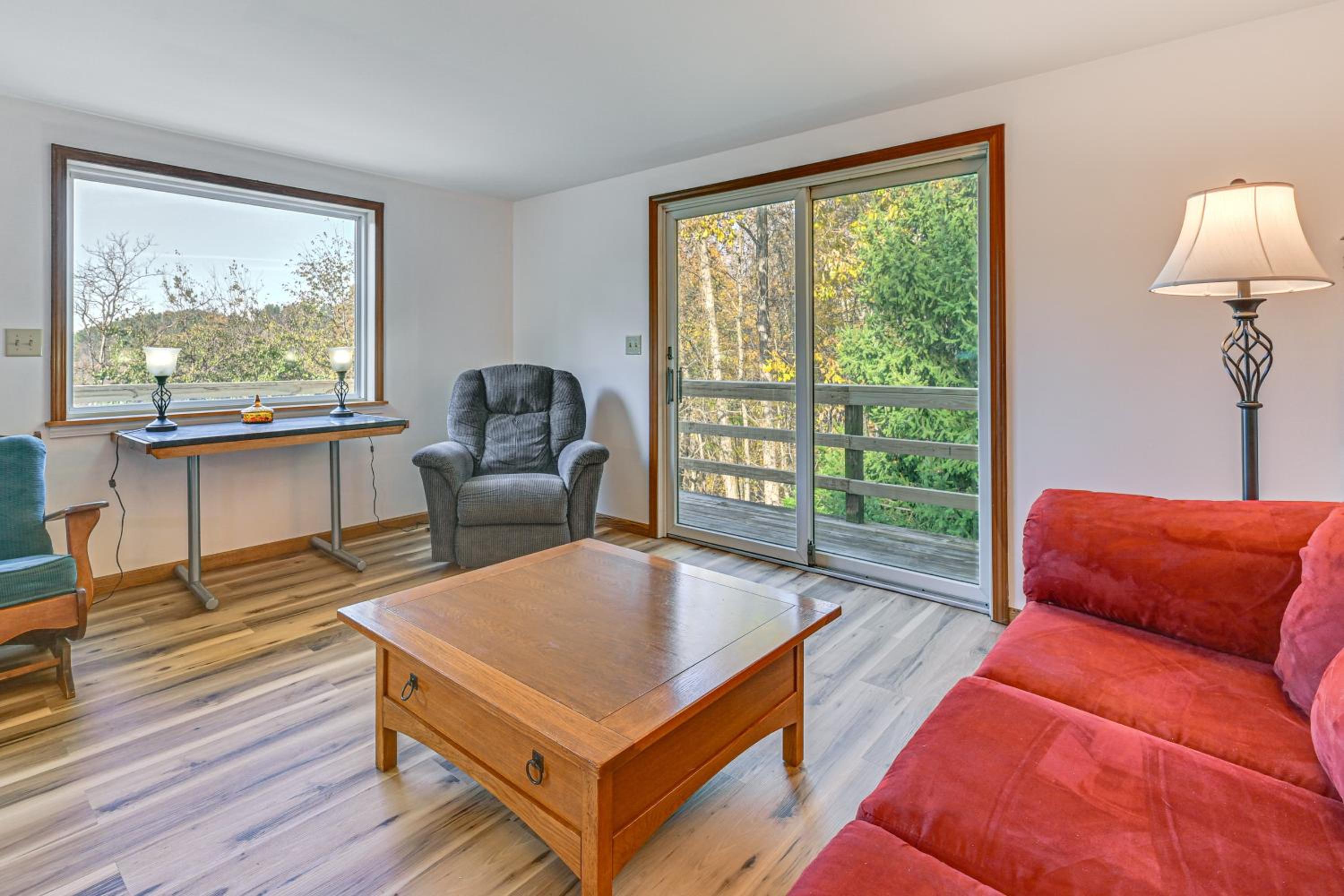 Dirt Road Digs - Quiet Home in Lakeville!