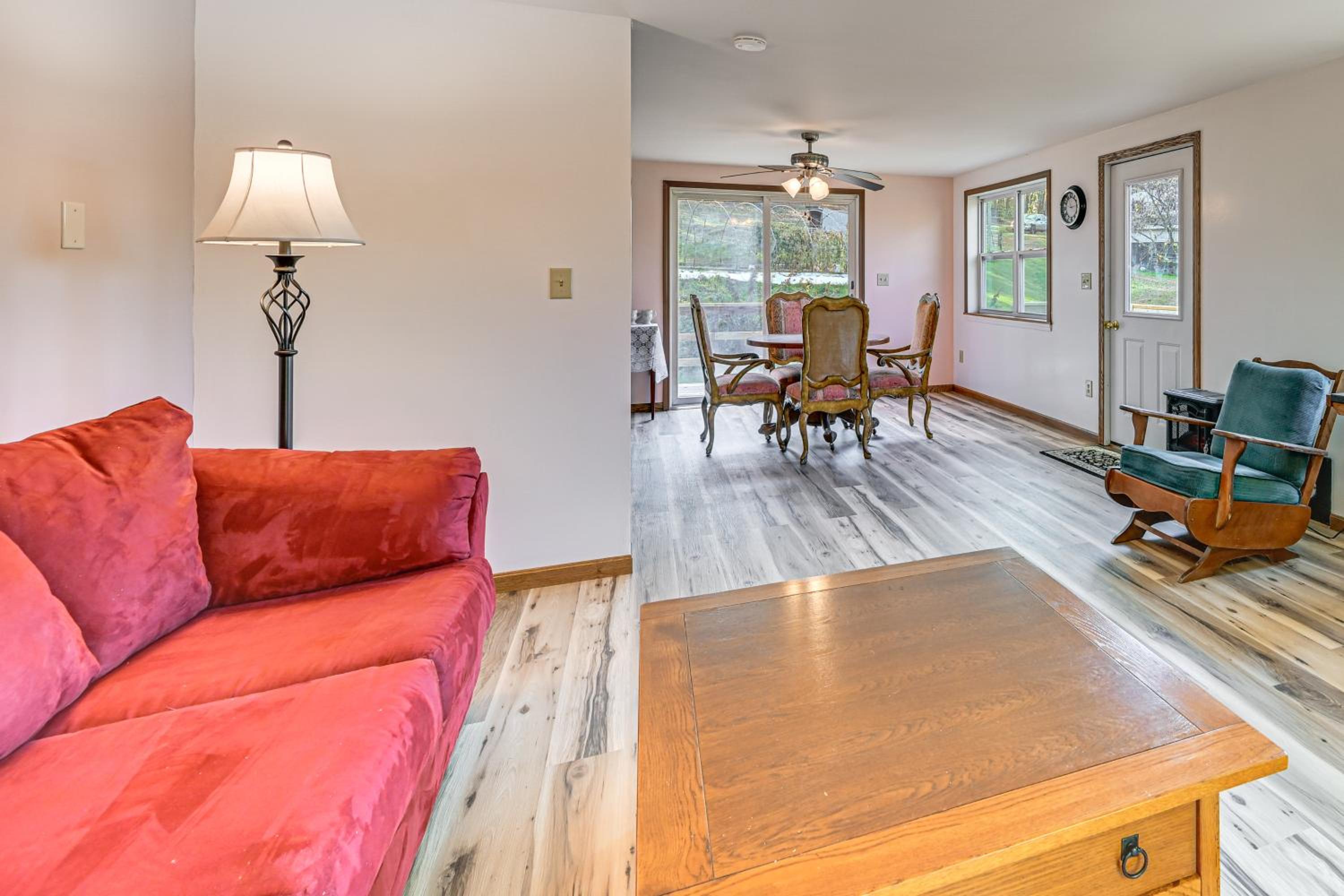 Dirt Road Digs - Quiet Home in Lakeville!