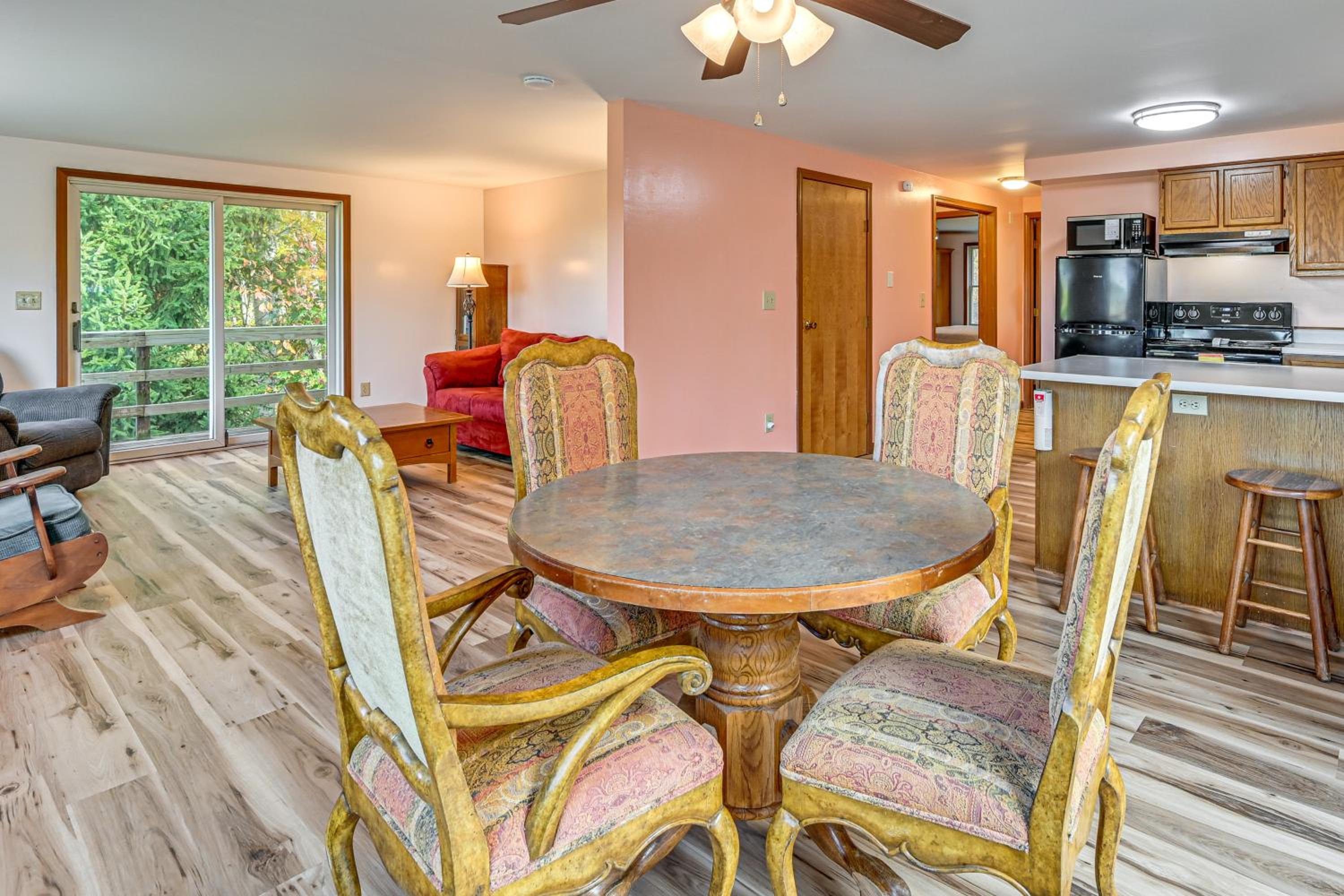 Dirt Road Digs - Quiet Home in Lakeville!