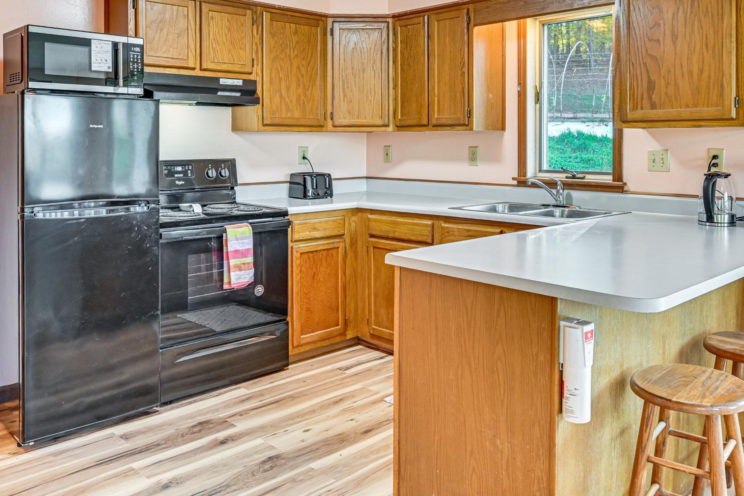 Dirt Road Digs - Quiet Home in Lakeville!