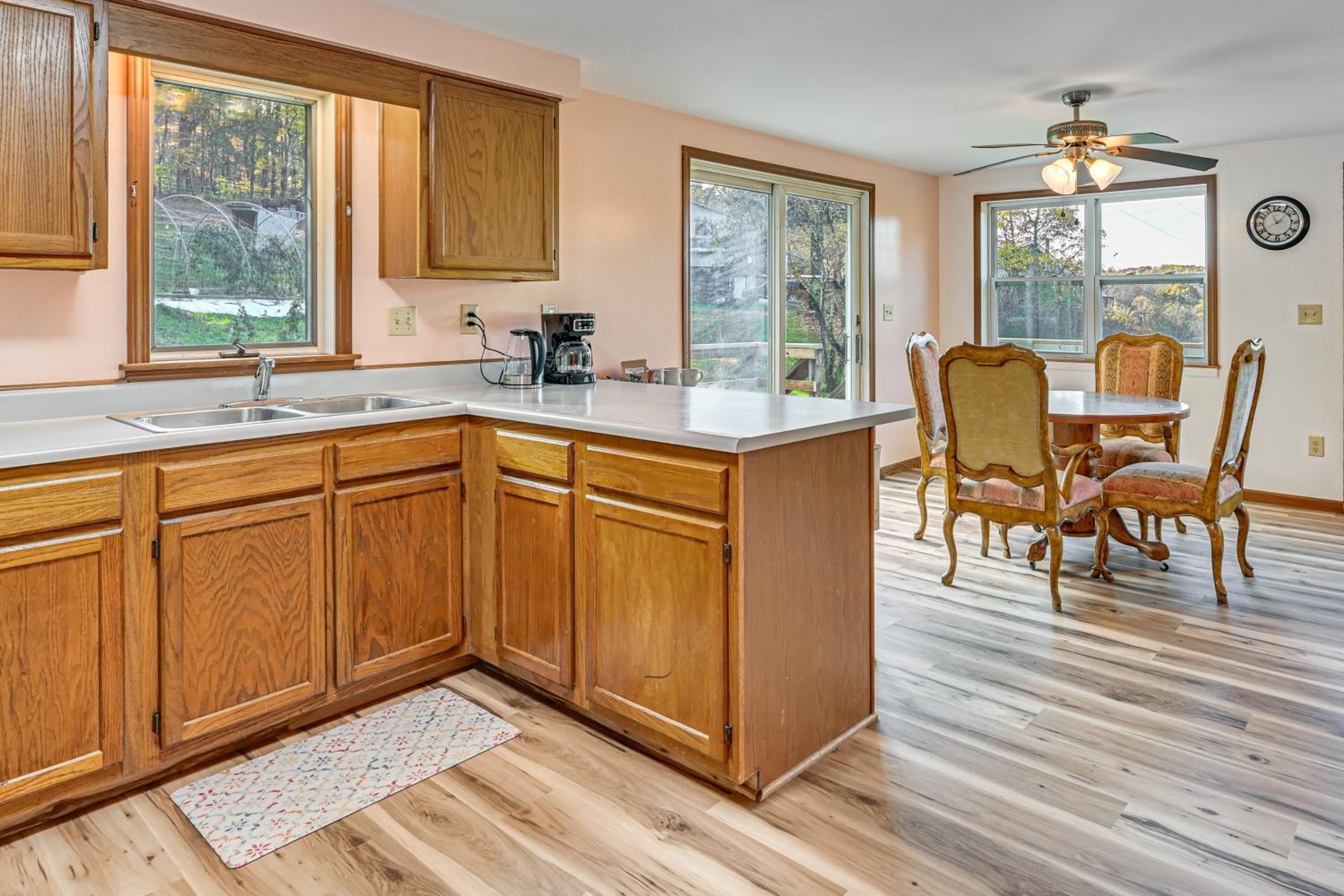 Dirt Road Digs - Quiet Home in Lakeville!