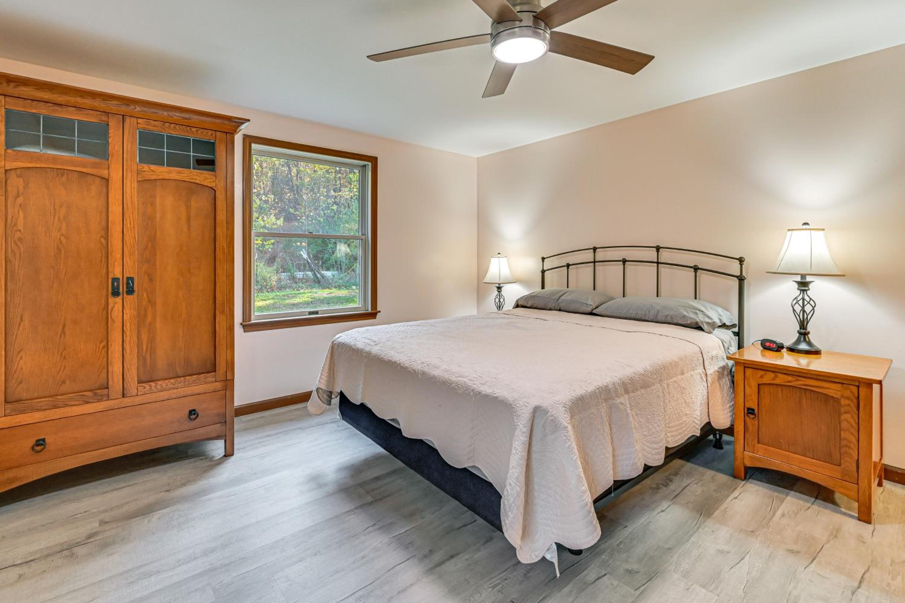 Dirt Road Digs - Quiet Home in Lakeville!