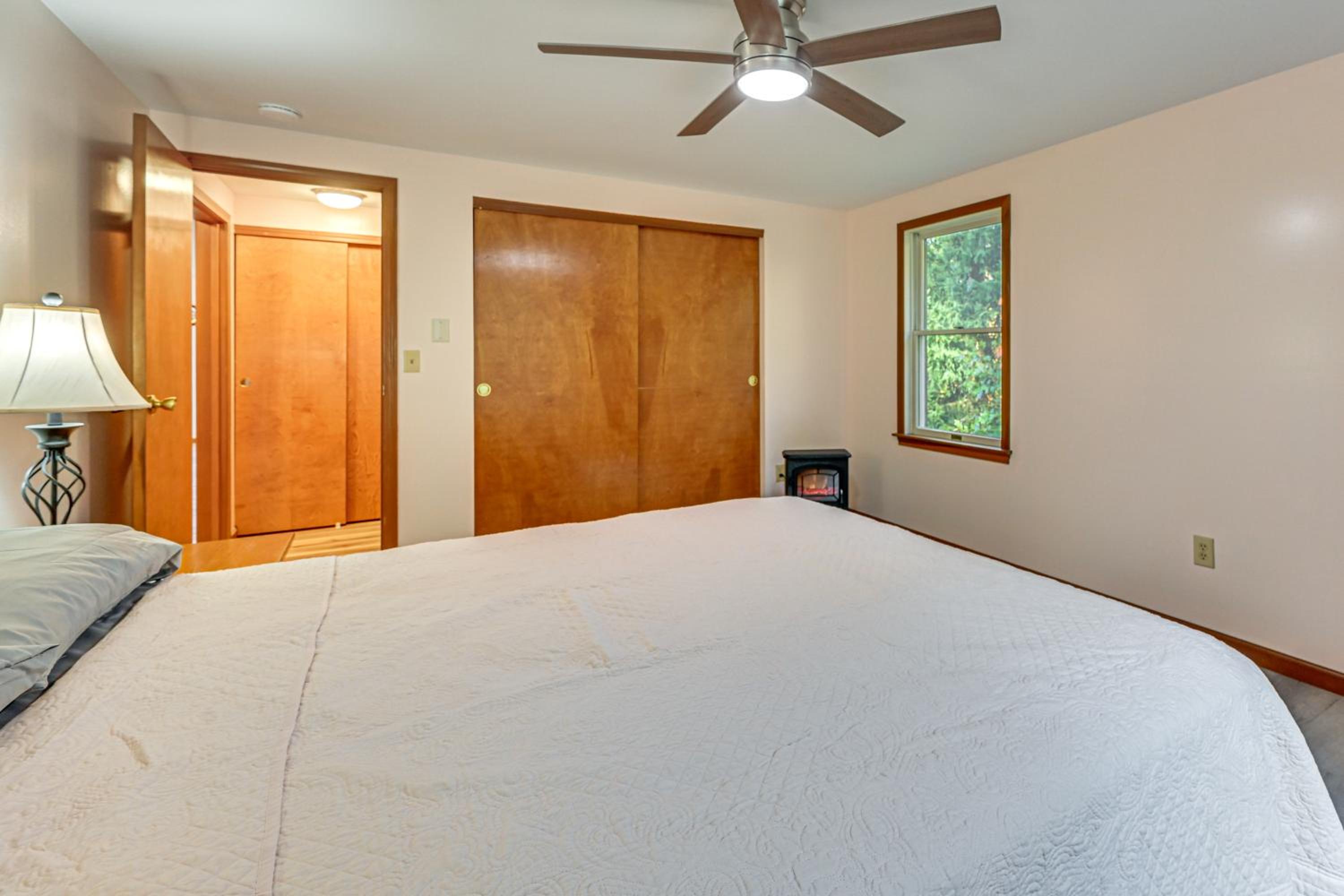 Dirt Road Digs - Quiet Home in Lakeville!