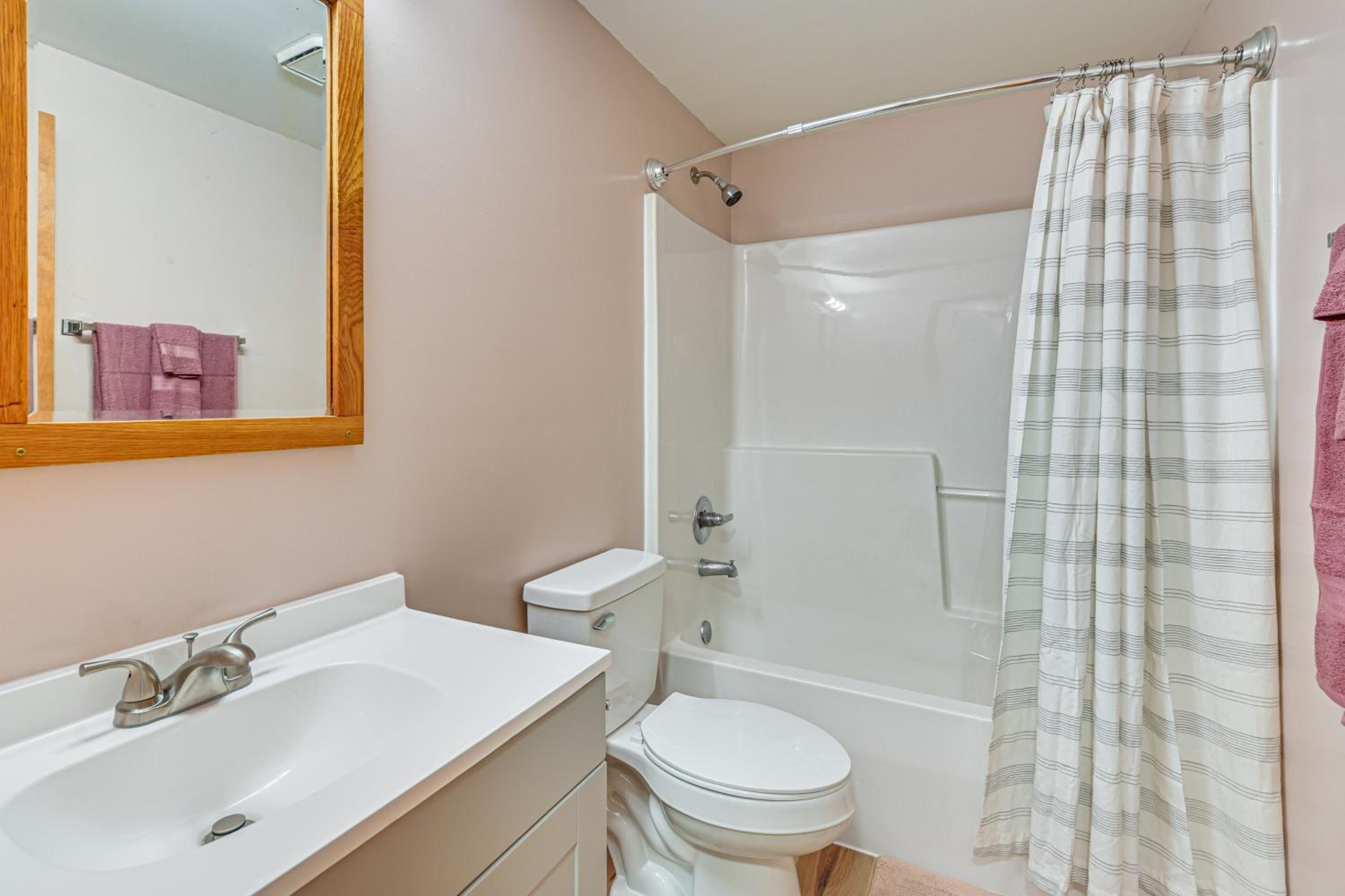 Dirt Road Digs - Quiet Home in Lakeville!