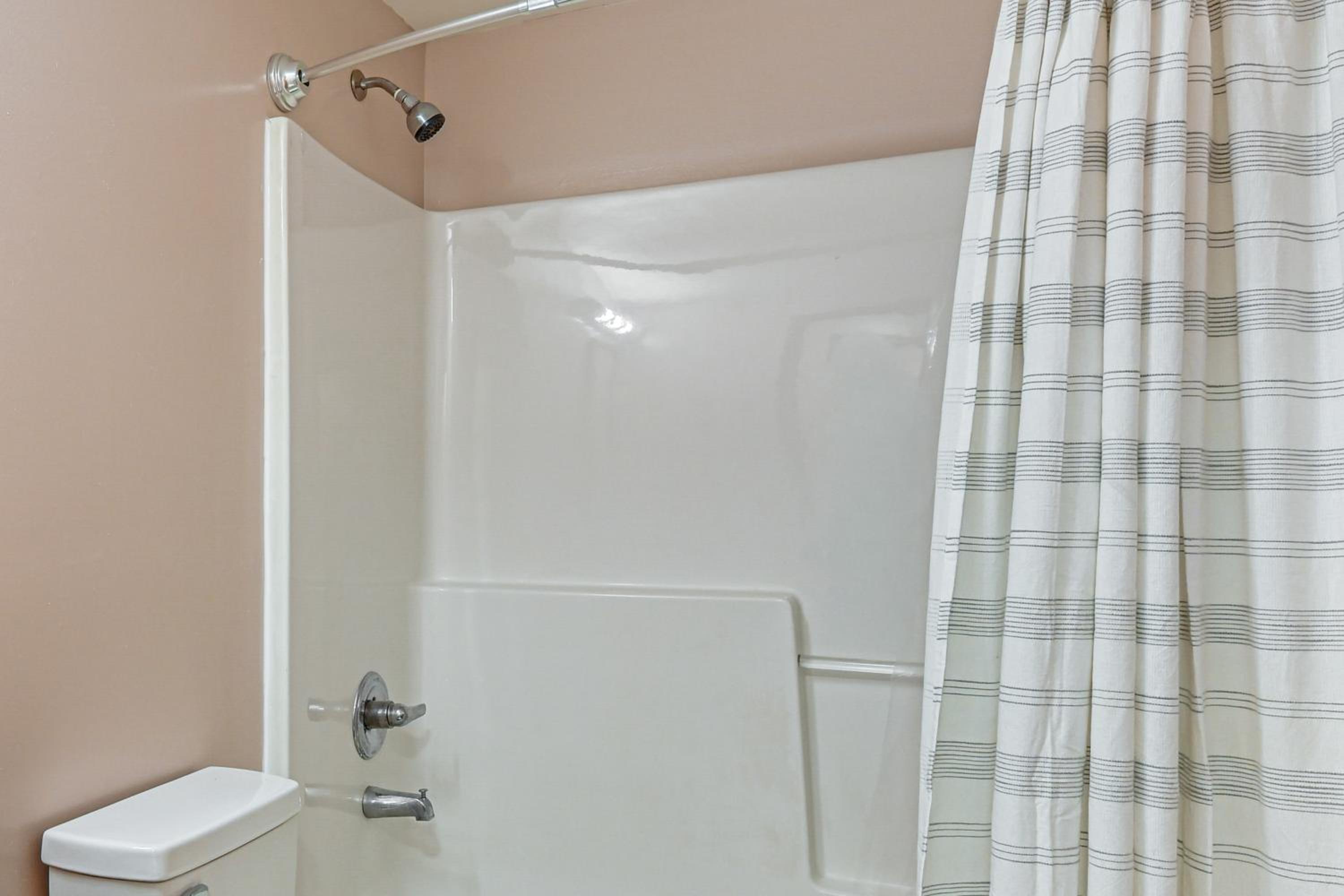 Dirt Road Digs - Quiet Home in Lakeville!