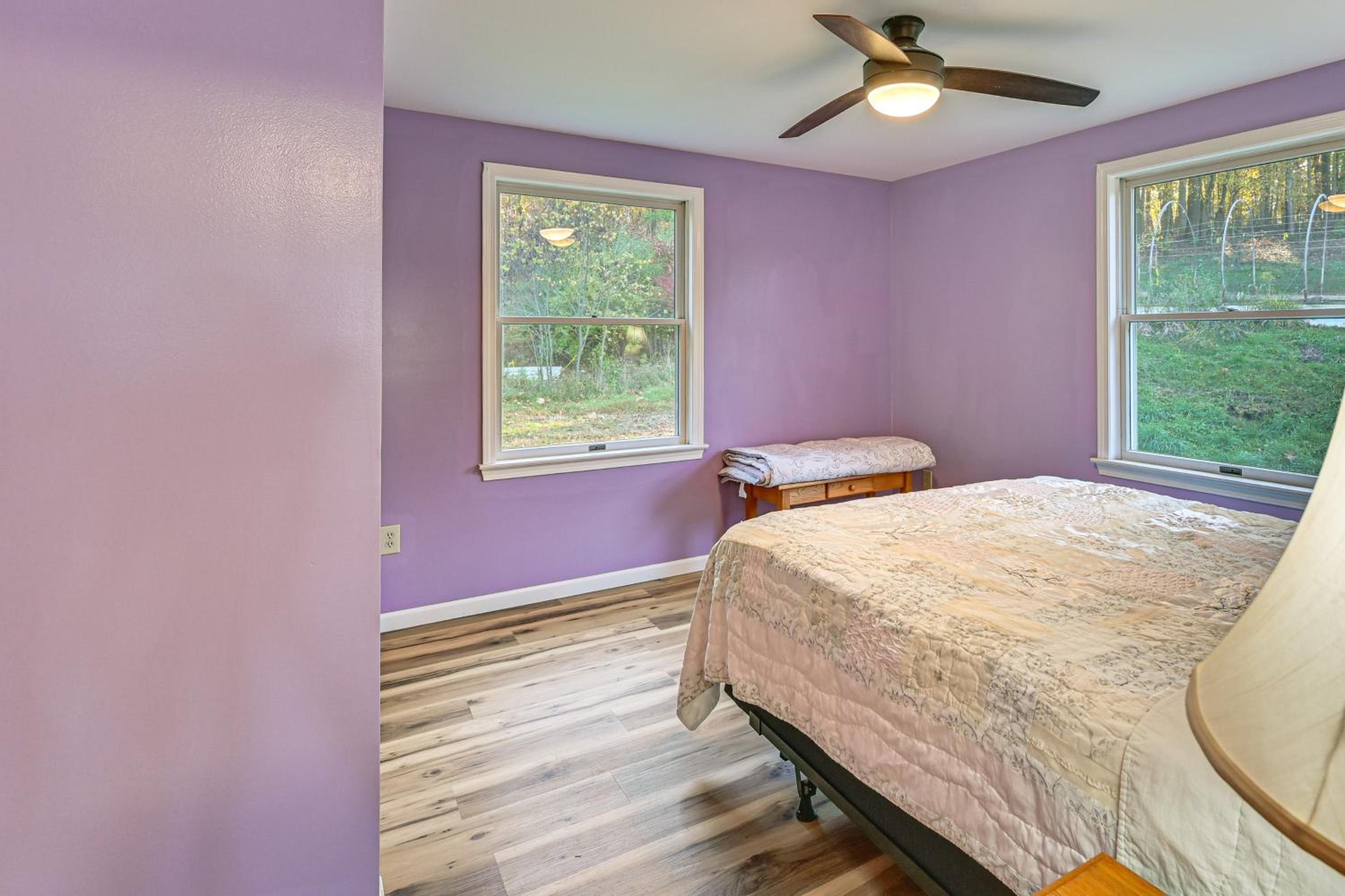 Dirt Road Digs - Quiet Home in Lakeville!