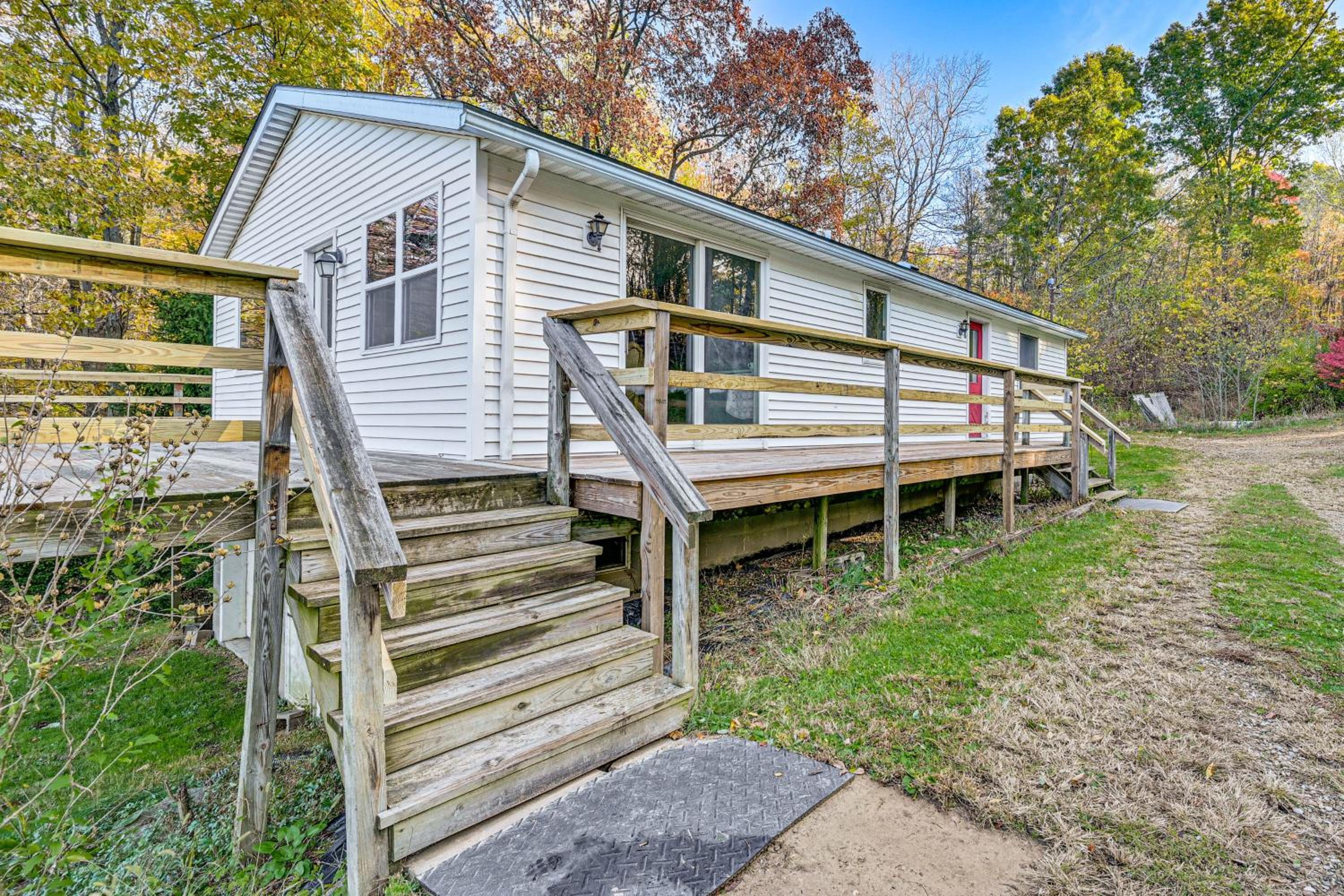 Dirt Road Digs - Quiet Home in Lakeville!
