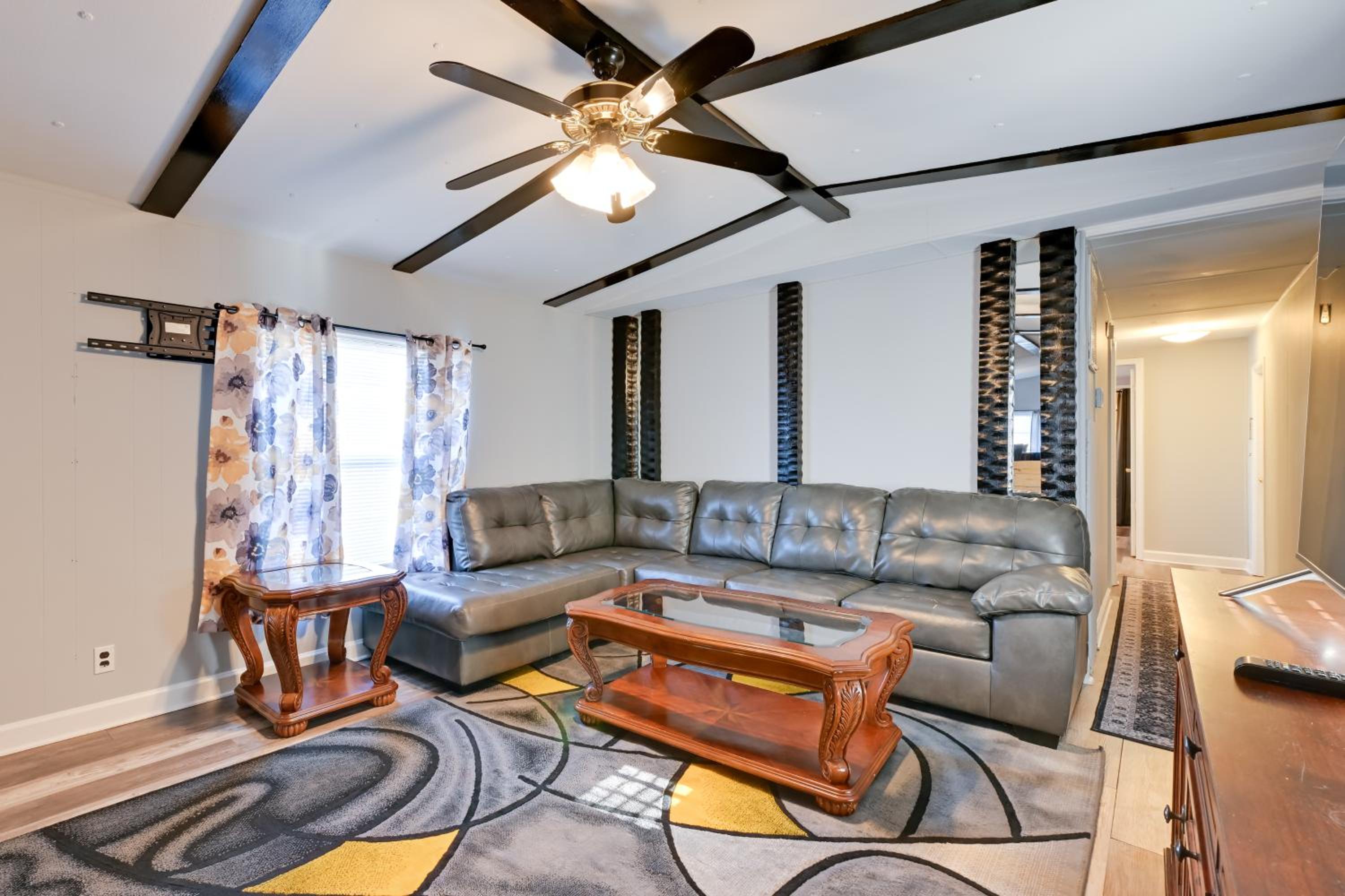 Heart of Greensboro Pet-Friendly Gem 3 Mi to Dtwn