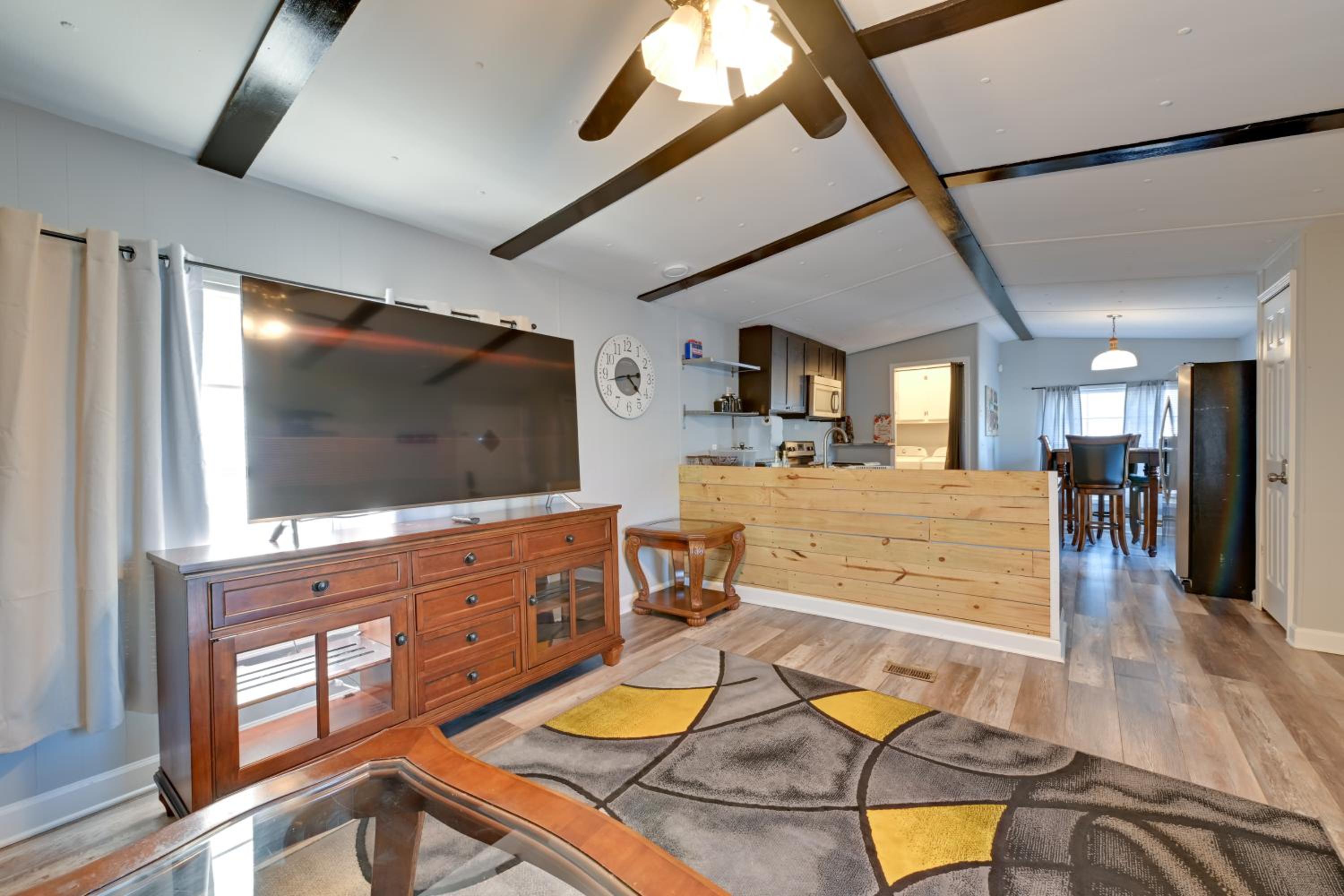 Heart of Greensboro Pet-Friendly Gem 3 Mi to Dtwn