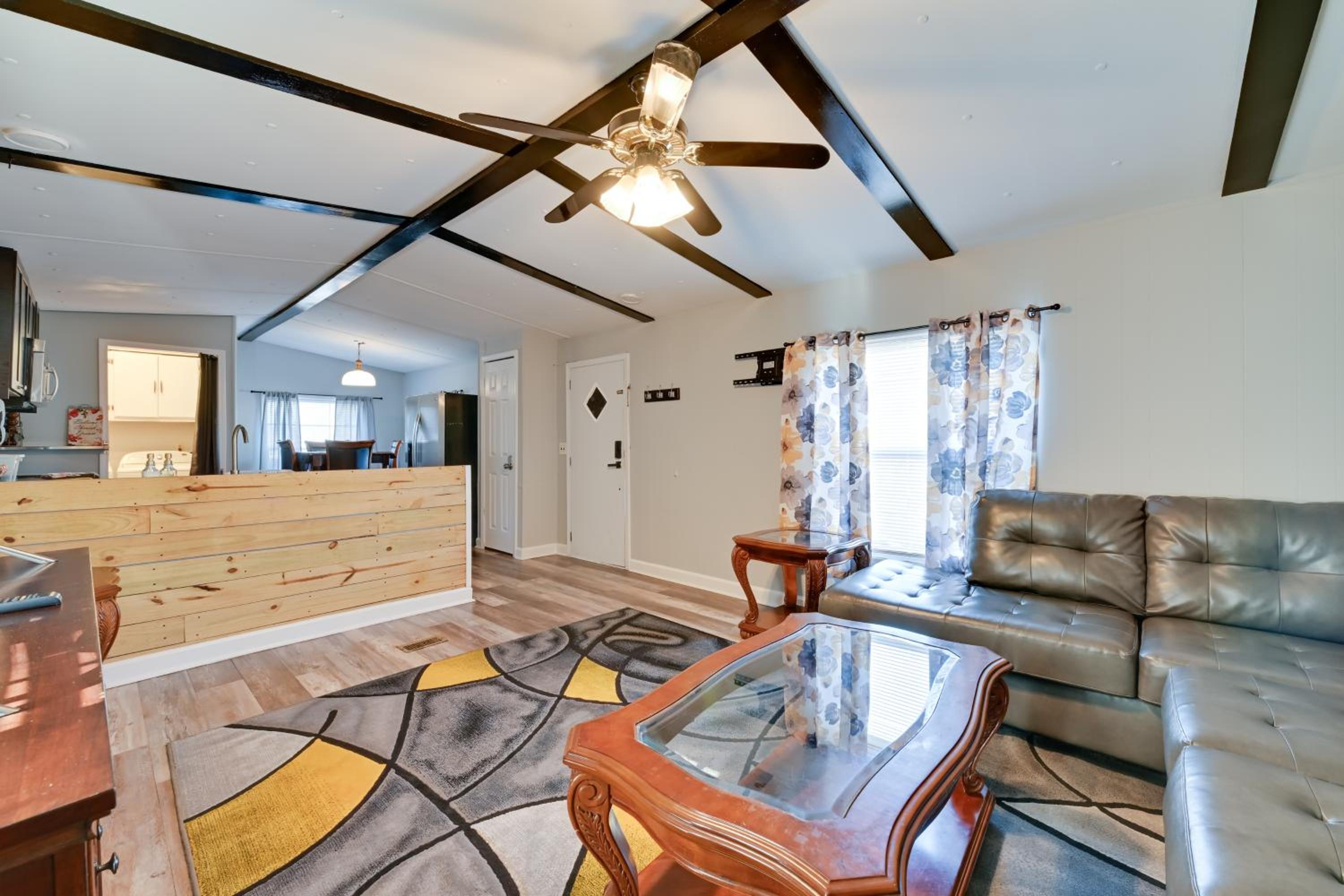 Heart of Greensboro Pet-Friendly Gem 3 Mi to Dtwn
