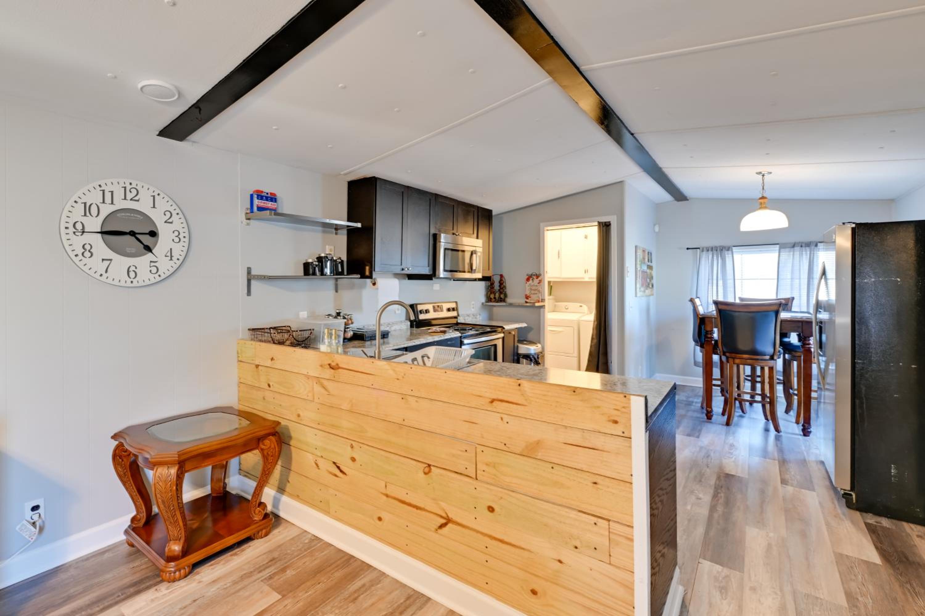 Heart of Greensboro Pet-Friendly Gem 3 Mi to Dtwn