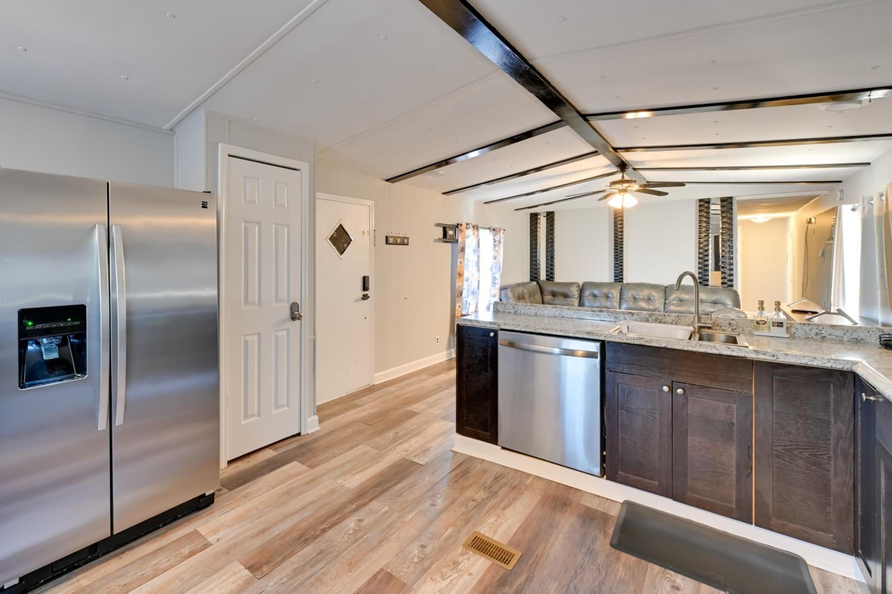 Heart of Greensboro Pet-Friendly Gem 3 Mi to Dtwn