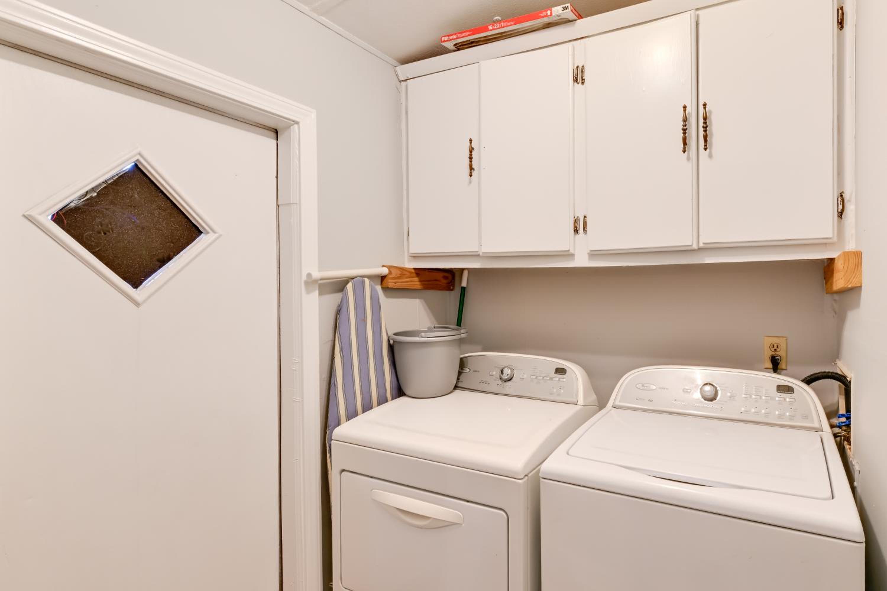 Heart of Greensboro Pet-Friendly Gem 3 Mi to Dtwn