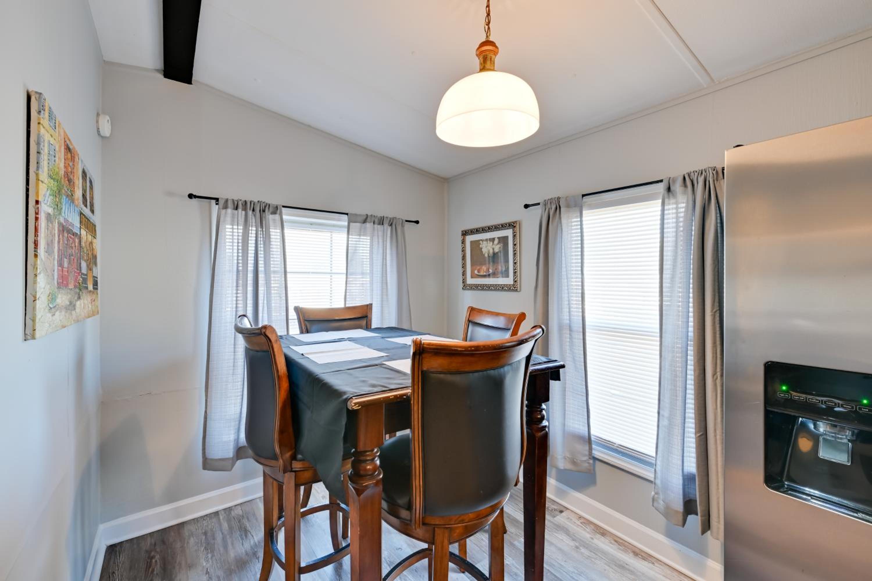 Heart of Greensboro Pet-Friendly Gem 3 Mi to Dtwn