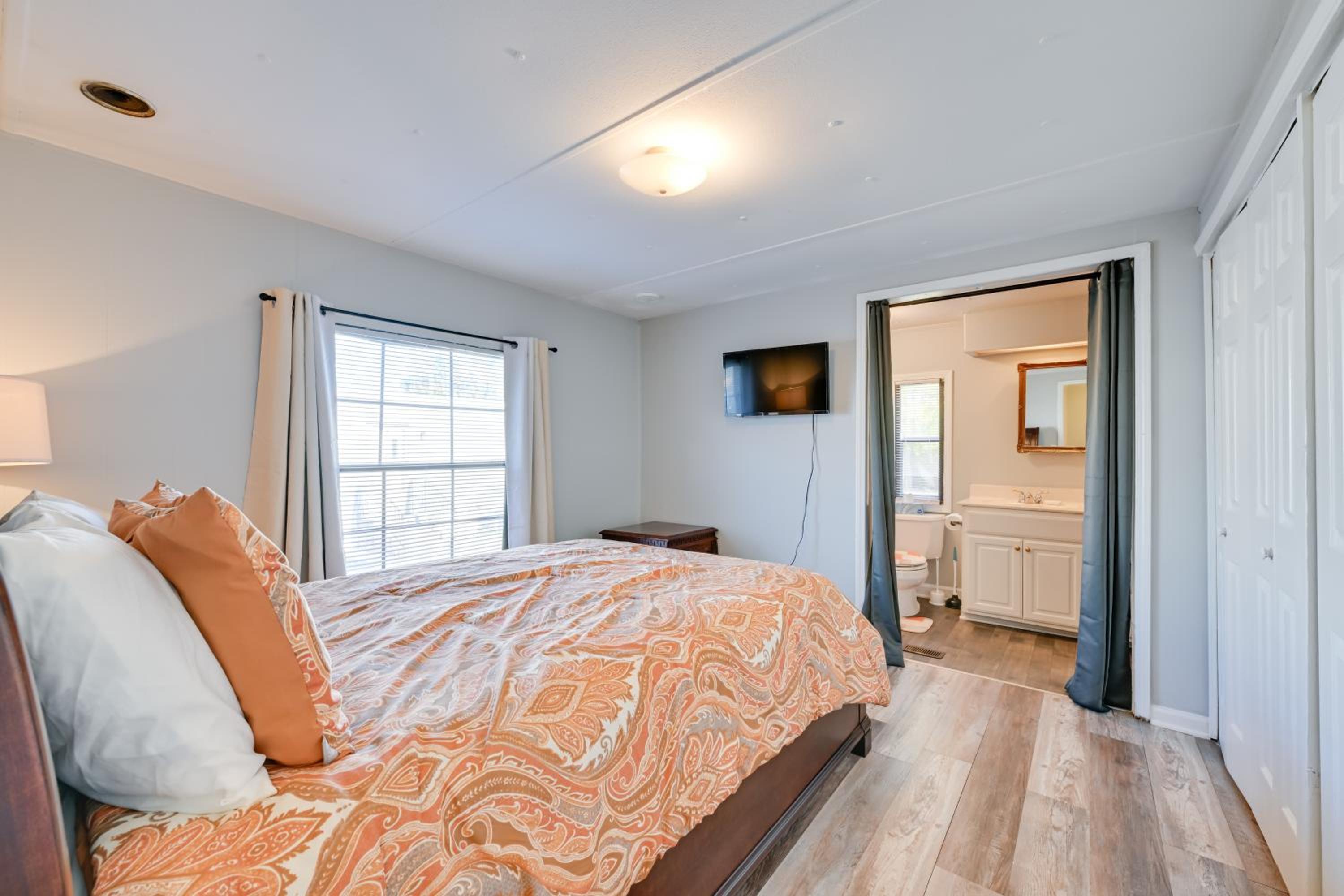 Heart of Greensboro Pet-Friendly Gem 3 Mi to Dtwn