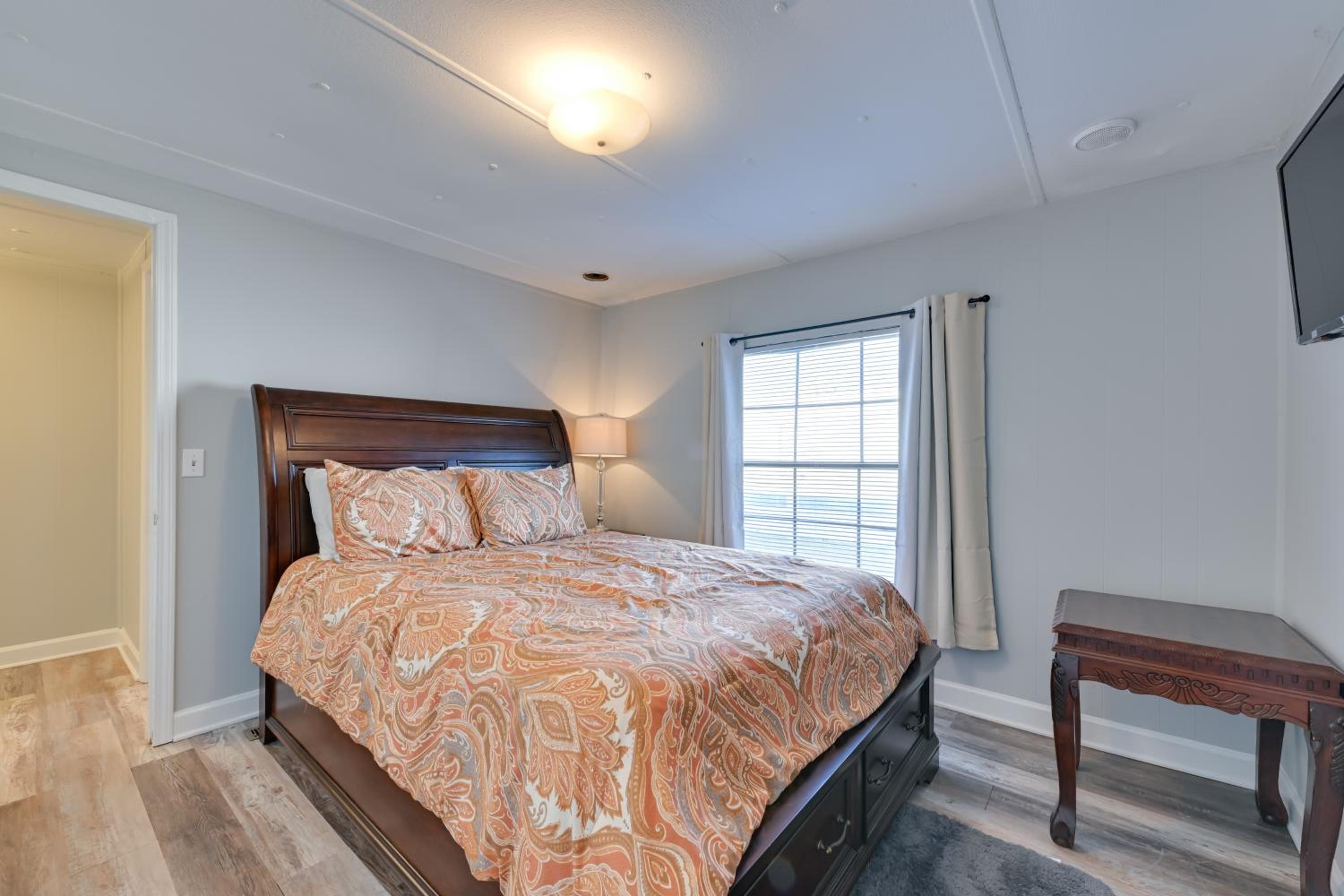Heart of Greensboro Pet-Friendly Gem 3 Mi to Dtwn