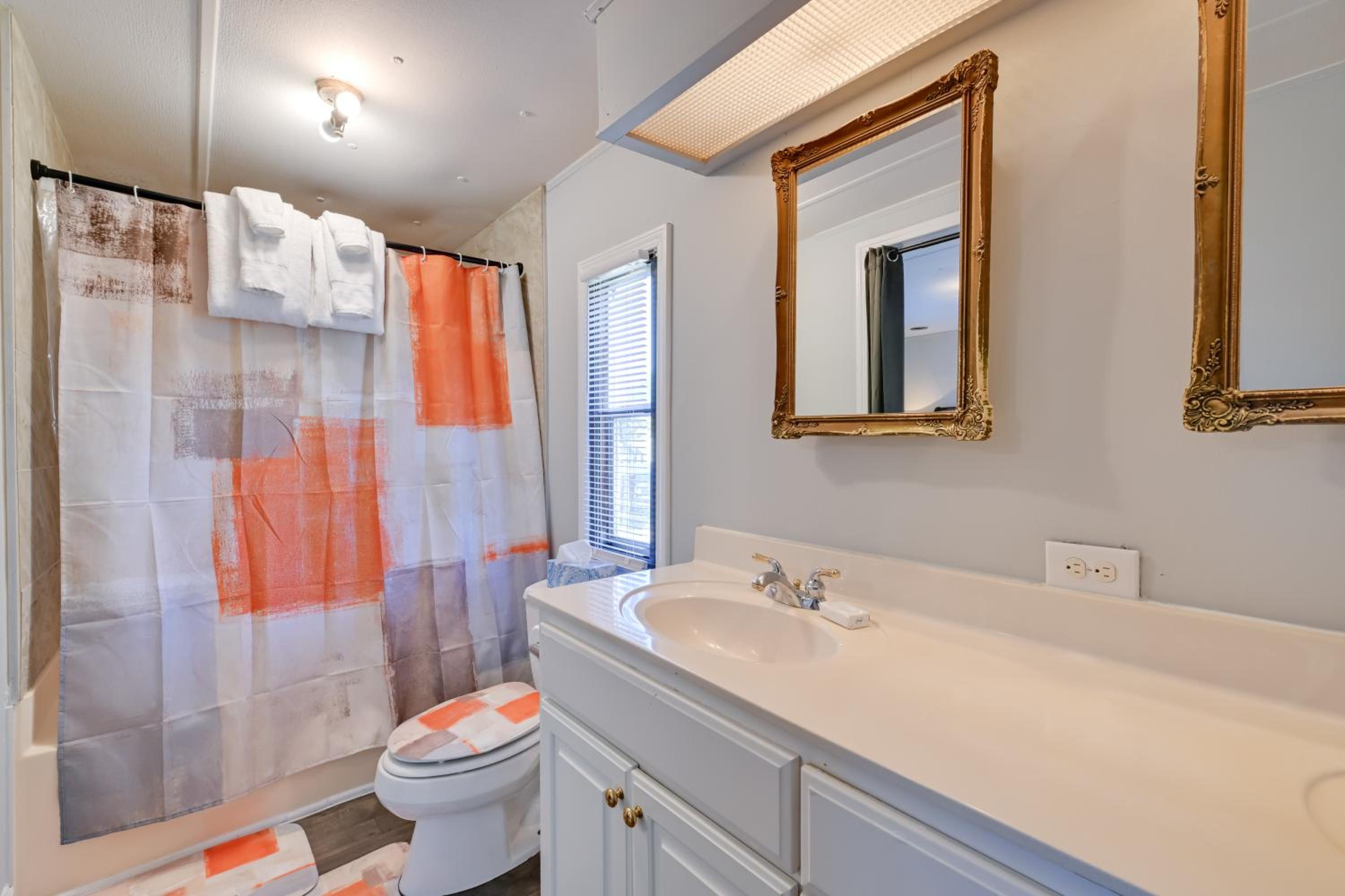 Heart of Greensboro Pet-Friendly Gem 3 Mi to Dtwn