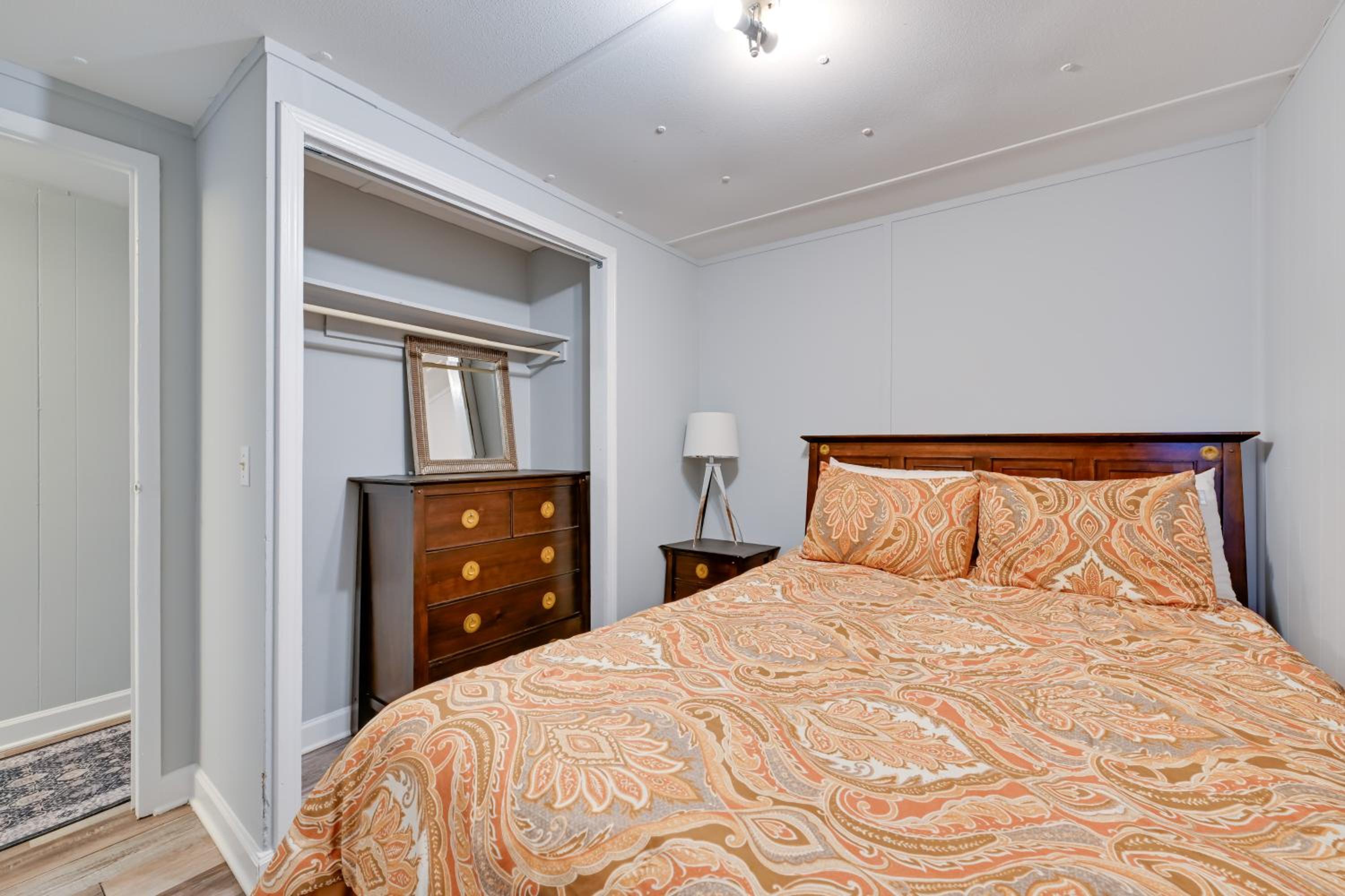 Heart of Greensboro Pet-Friendly Gem 3 Mi to Dtwn