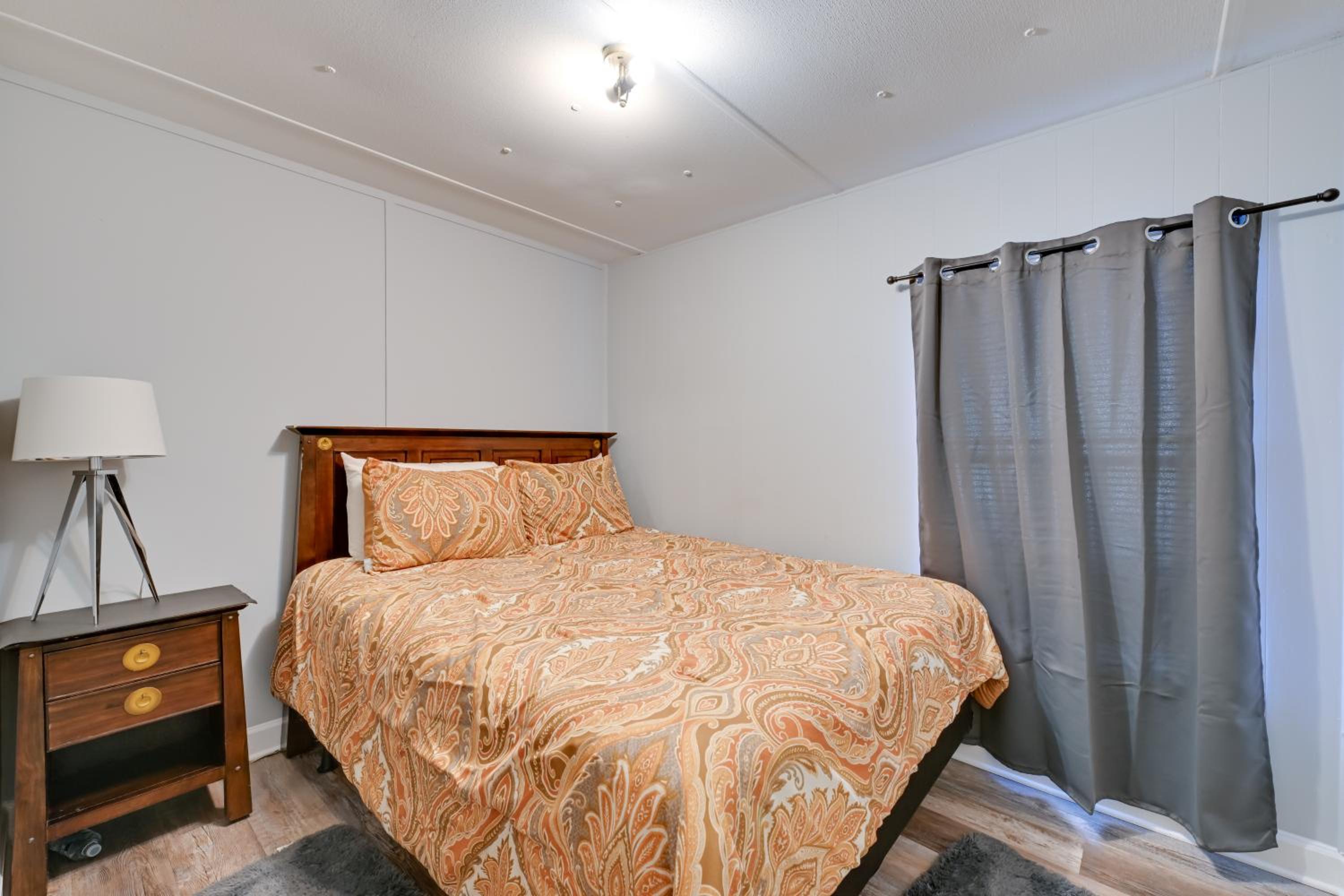 Heart of Greensboro Pet-Friendly Gem 3 Mi to Dtwn