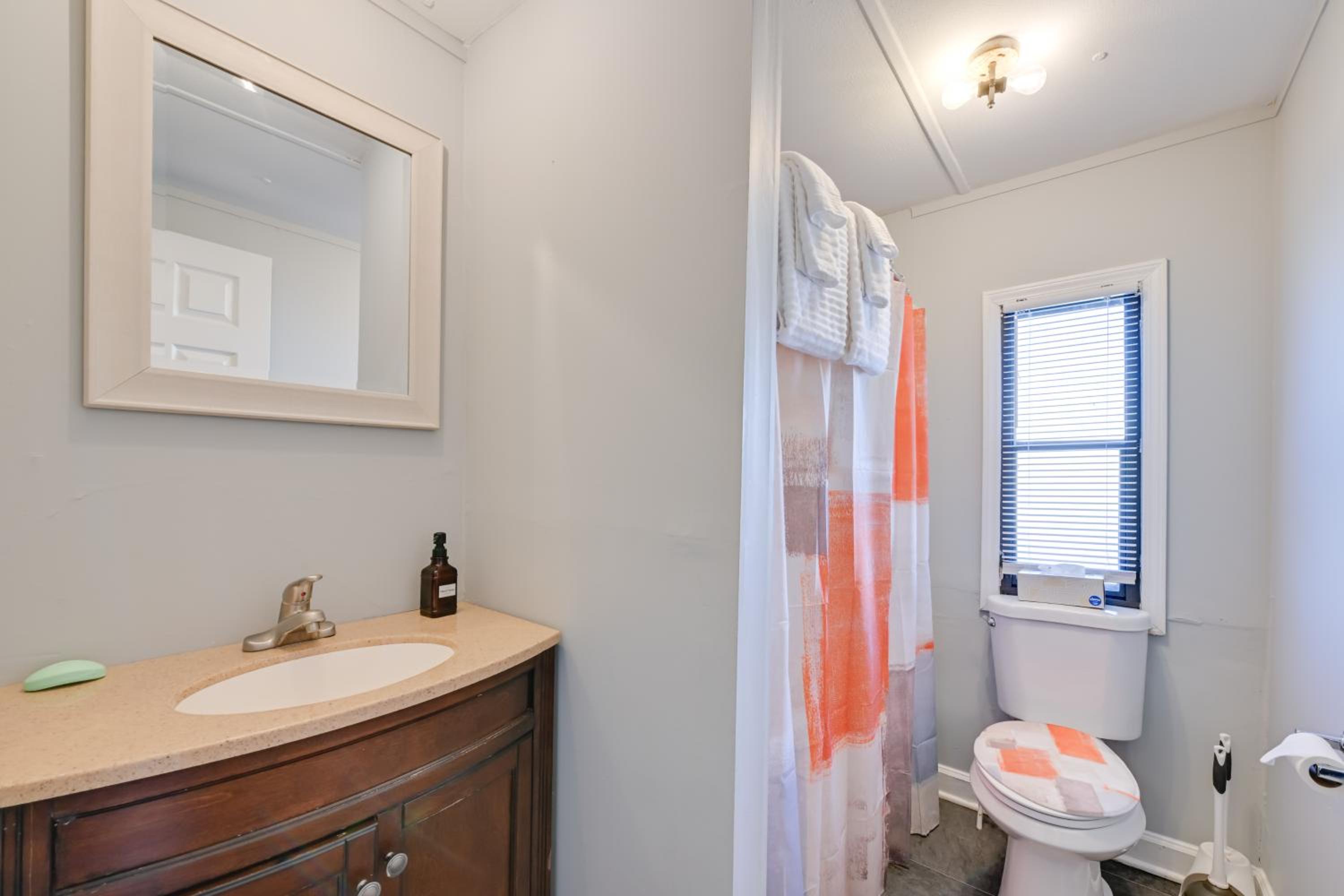 Heart of Greensboro Pet-Friendly Gem 3 Mi to Dtwn